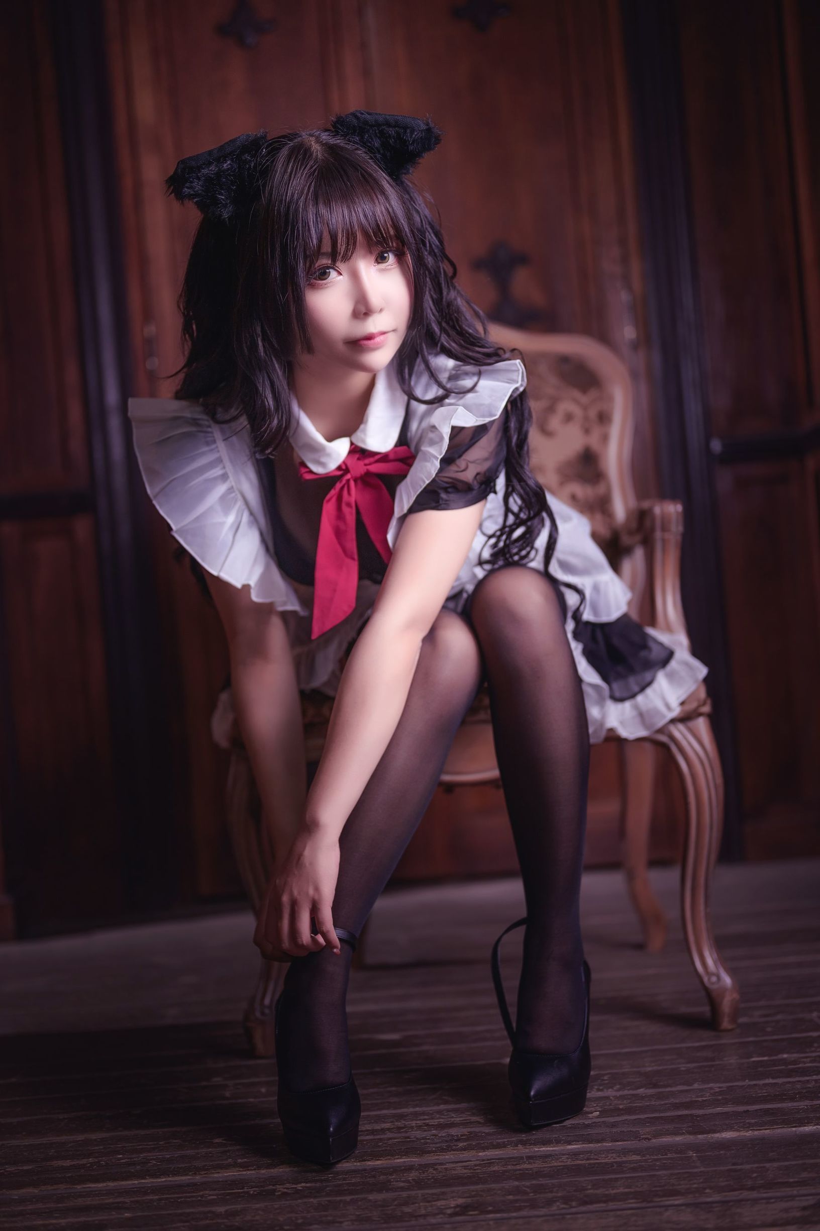 สาวสองมิติกอดพาโมจิเอ แมวสวมถุงน่องดำเมดตัวน้อย