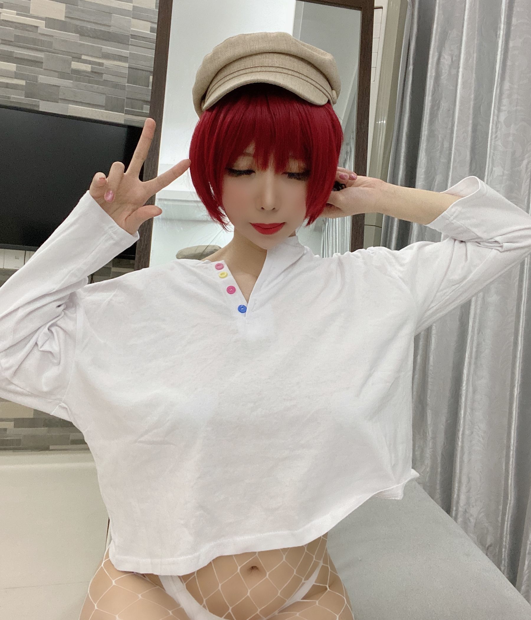 Mỹ nhân 2D ngực khổng lồ Lộc Dã Hy với tất lưới trắng.