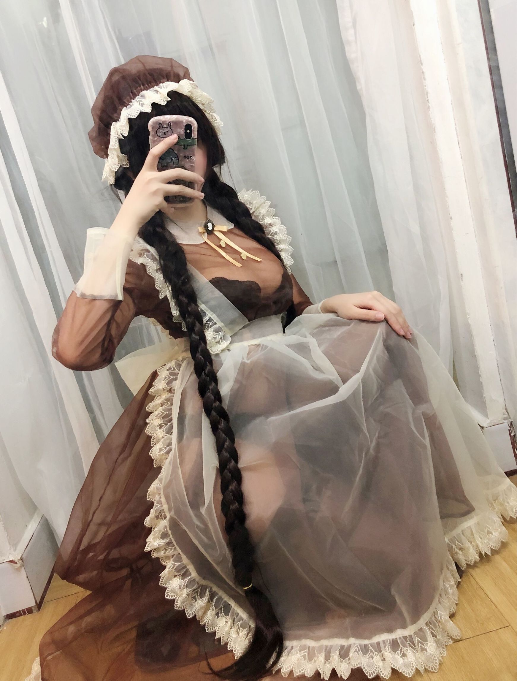 Người đẹp 2D ngực lớn Shikano Ki, Nữ hầu trong suốt