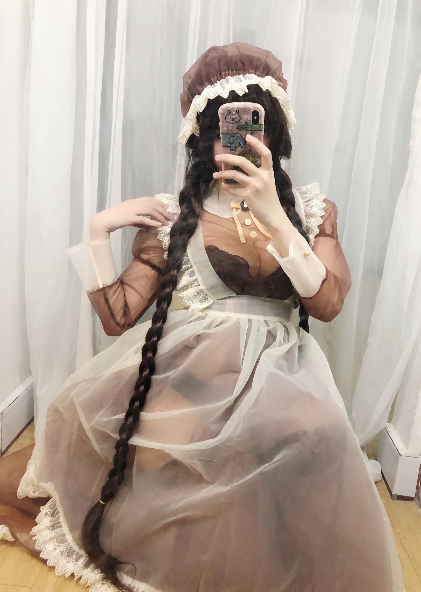 Người đẹp 2D ngực lớn Shikano Ki, Nữ hầu trong suốt