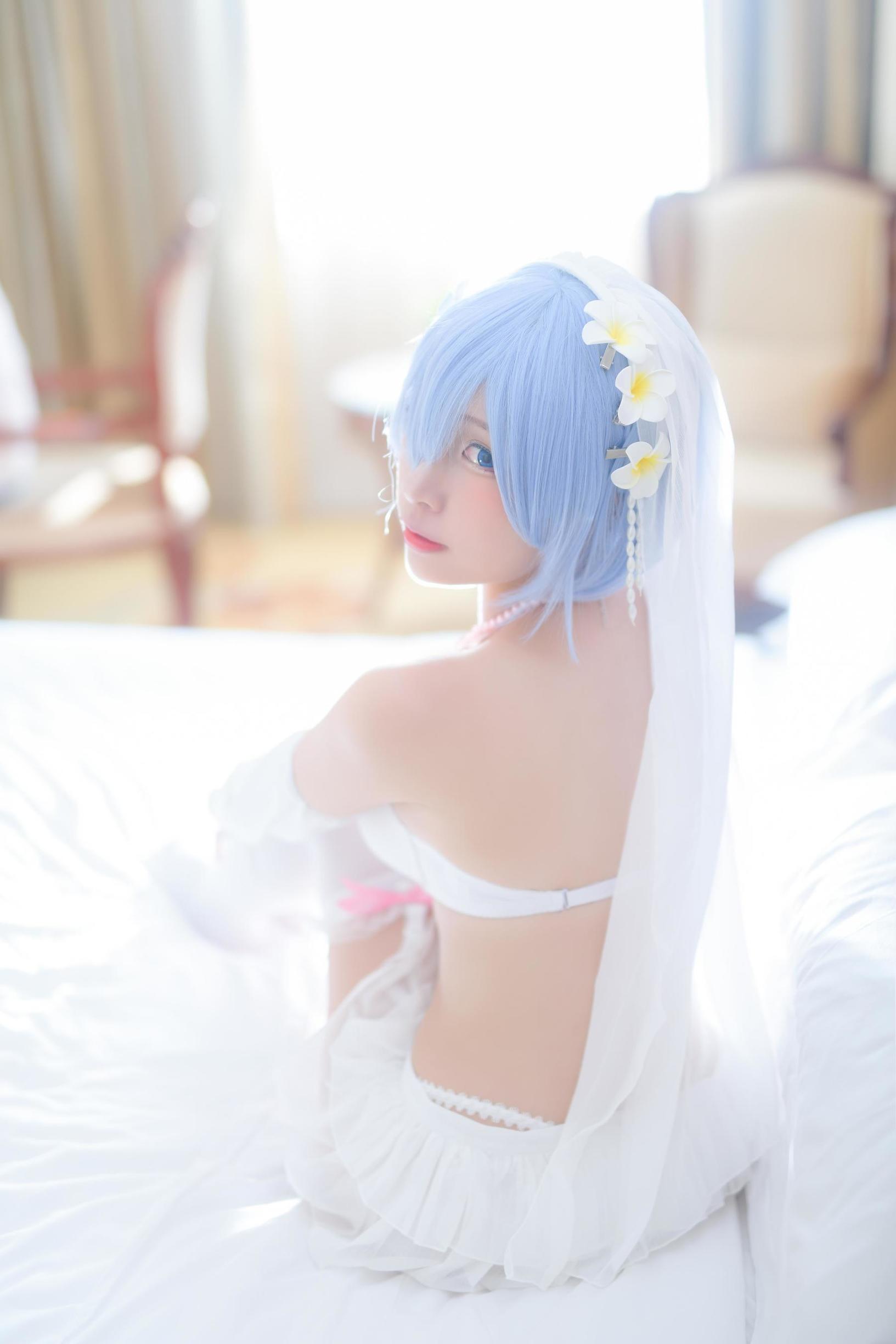 人気のコスプレイヤー エルザ・ニサ の レムのウェディングドレス