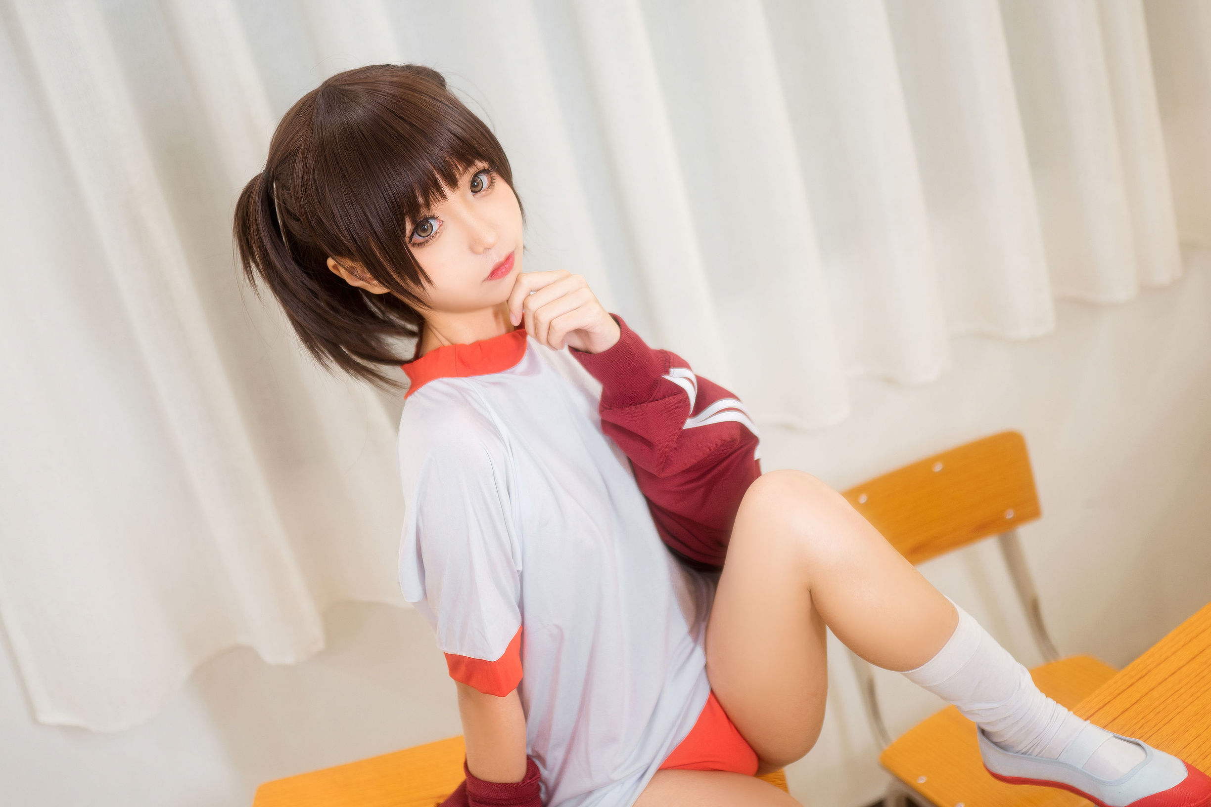 บล็อกเกอร์อนิเม ชุนโม่โม่ ชุดยิมนาสติกสีแดง