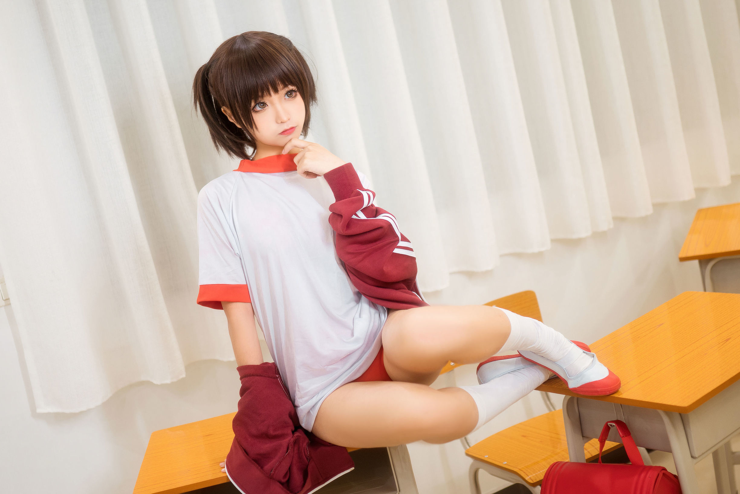 บล็อกเกอร์อนิเม ชุนโม่โม่ ชุดยิมนาสติกสีแดง