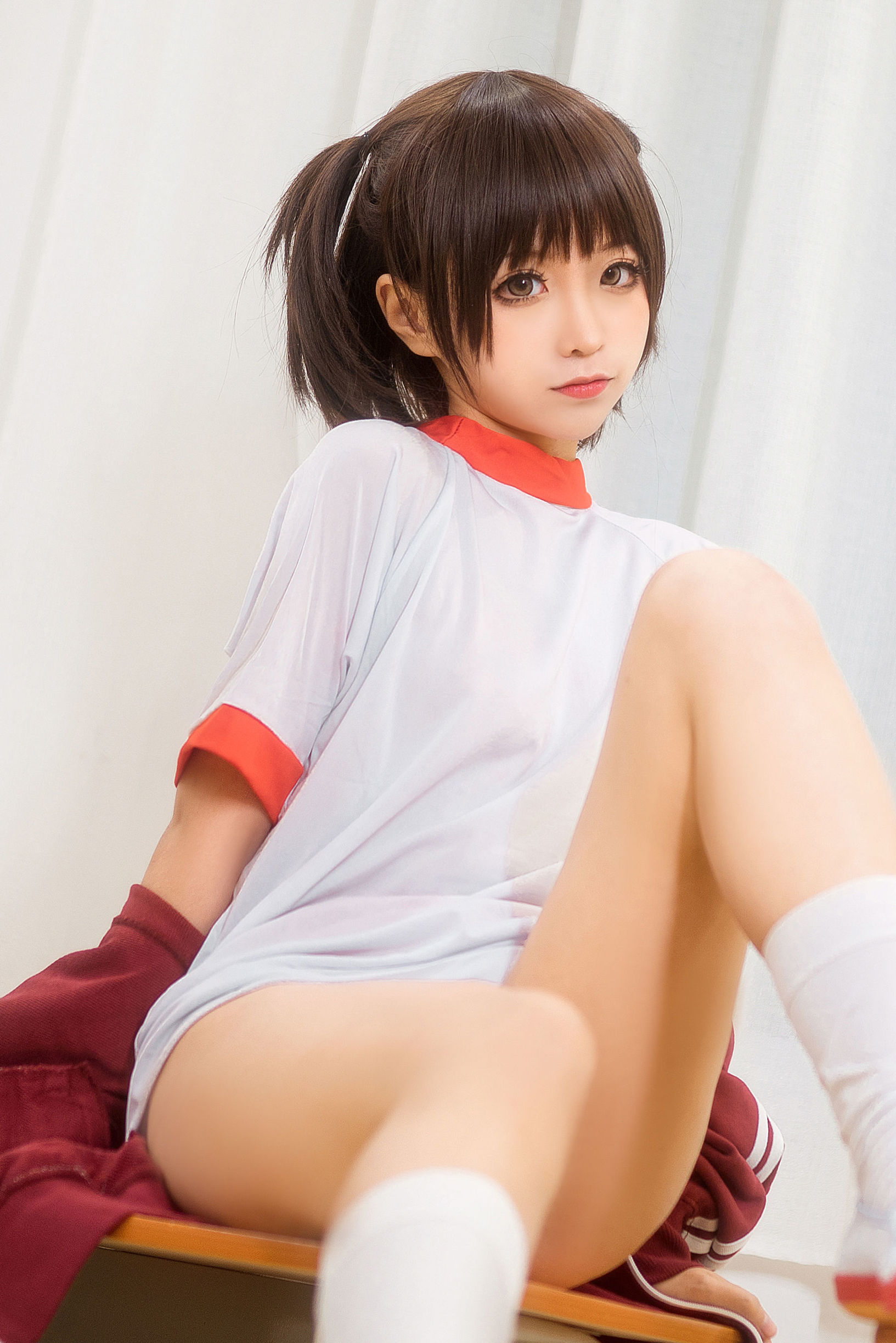 บล็อกเกอร์อนิเม ชุนโม่โม่ ชุดยิมนาสติกสีแดง