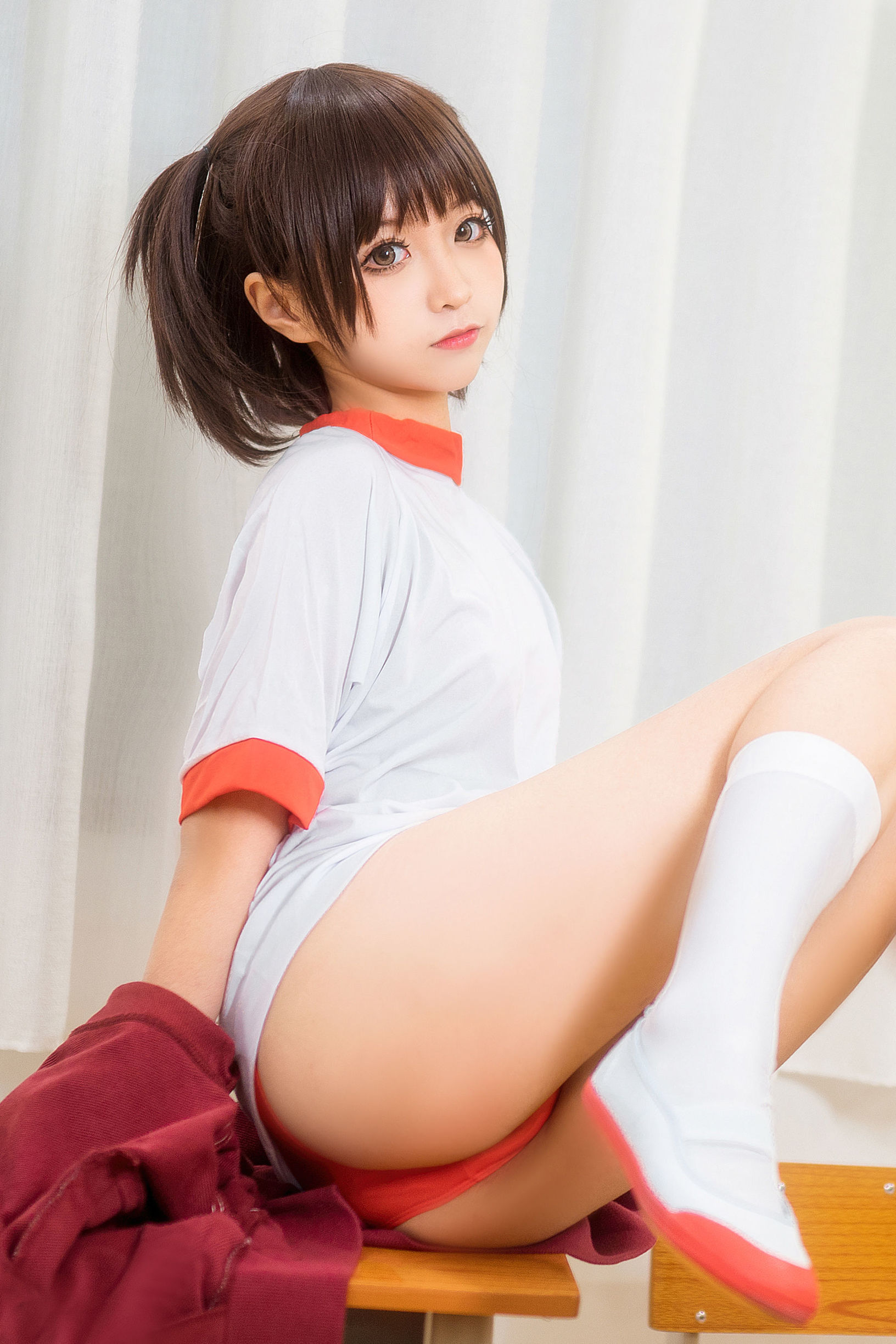 บล็อกเกอร์อนิเม ชุนโม่โม่ ชุดยิมนาสติกสีแดง