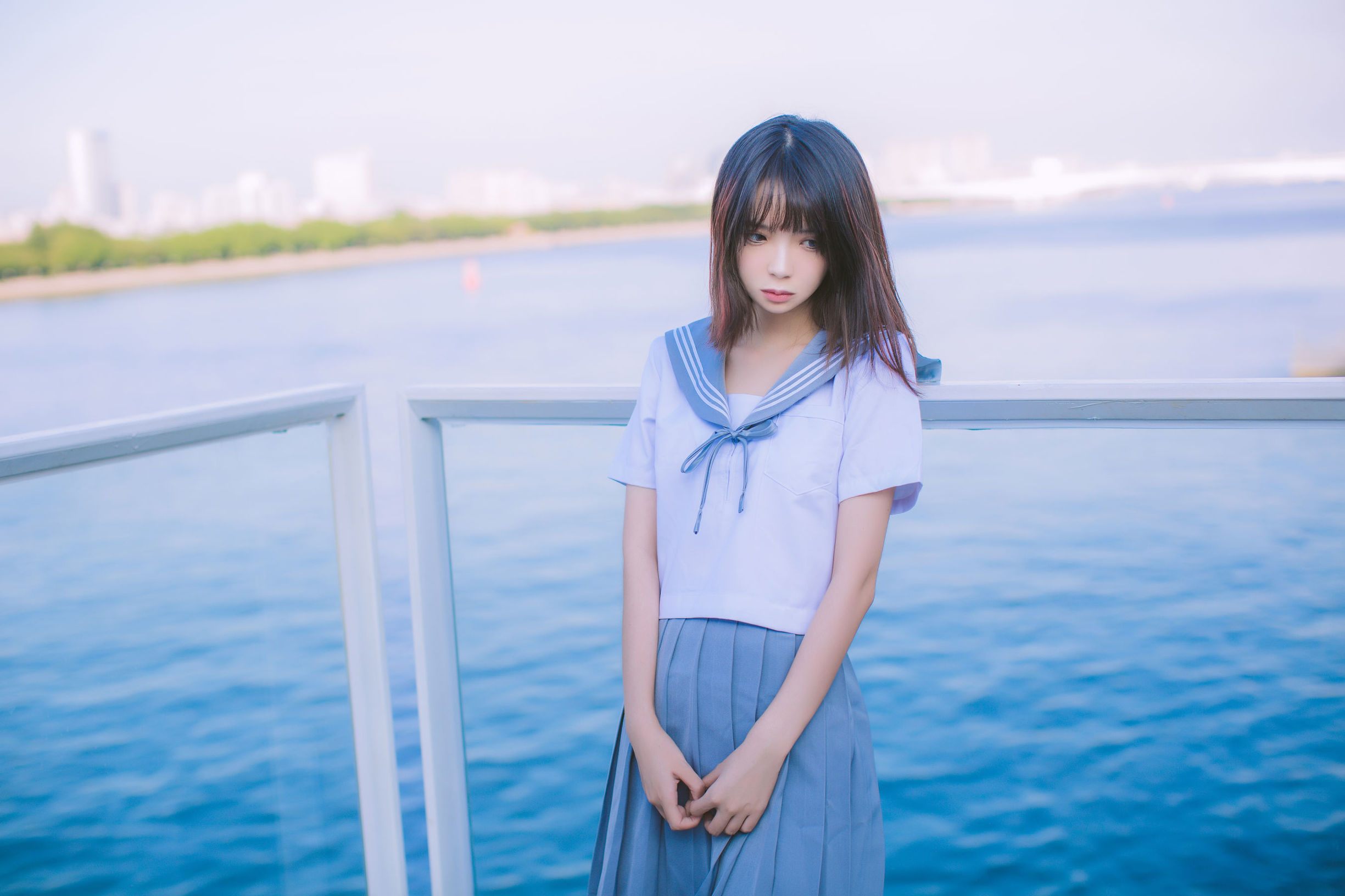 เฟิงเมาเอสเอส ชุดเซเลอร์สีน้ำเงินขาวที่ชายหาด