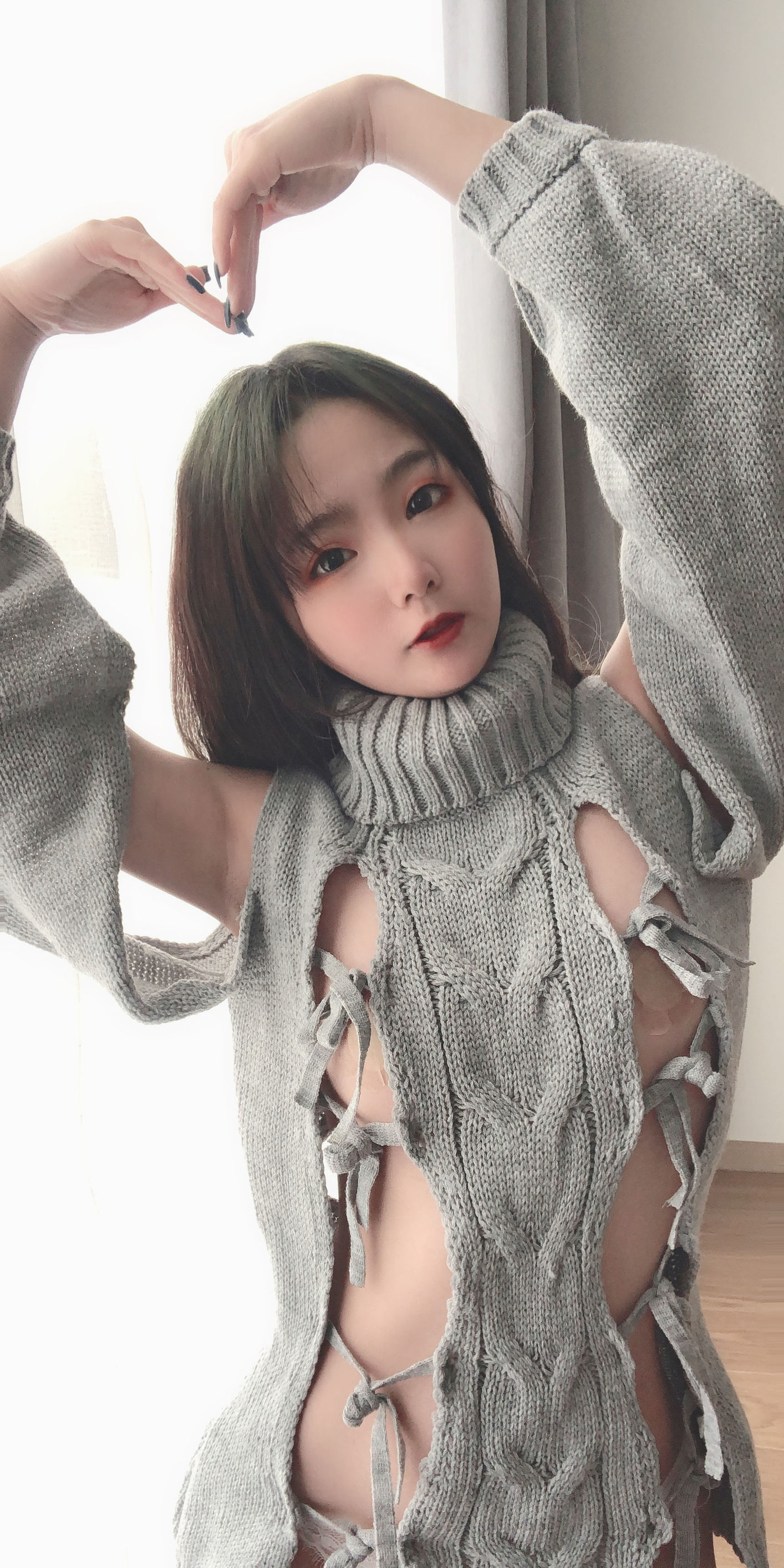 萌妹是青水 露背毛衣