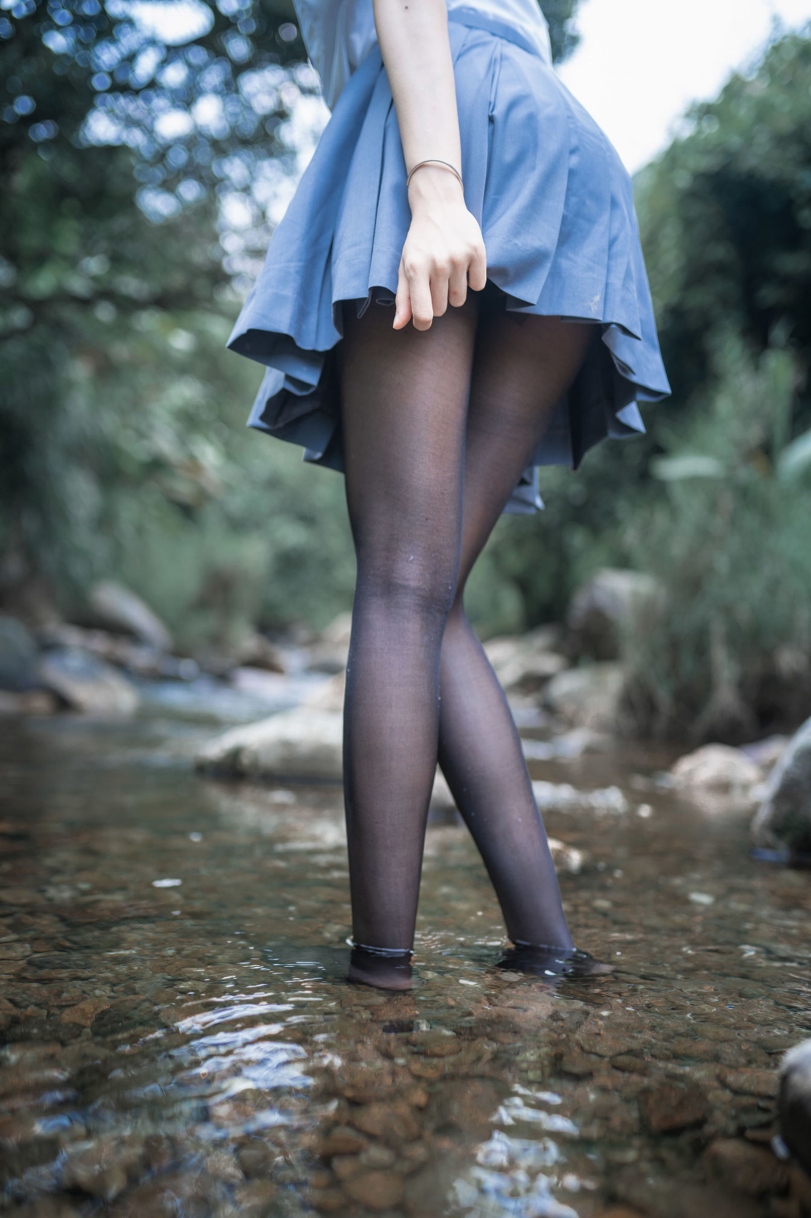 萌系小姐姐木绵绵OwO 水色溪边制服