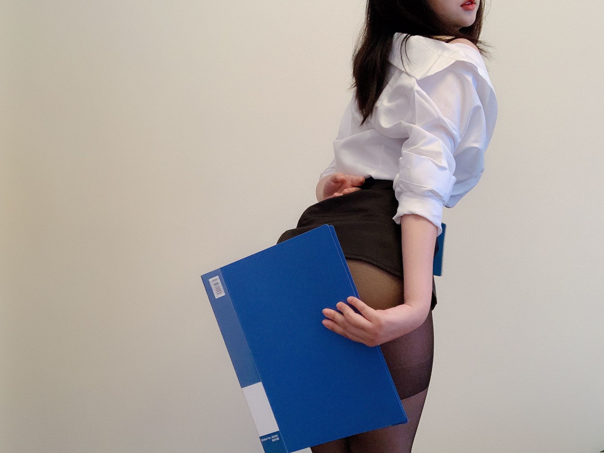 Mật Đào Thiếu Nữ là Ý Giang ạ, đồng phục tơ đen.