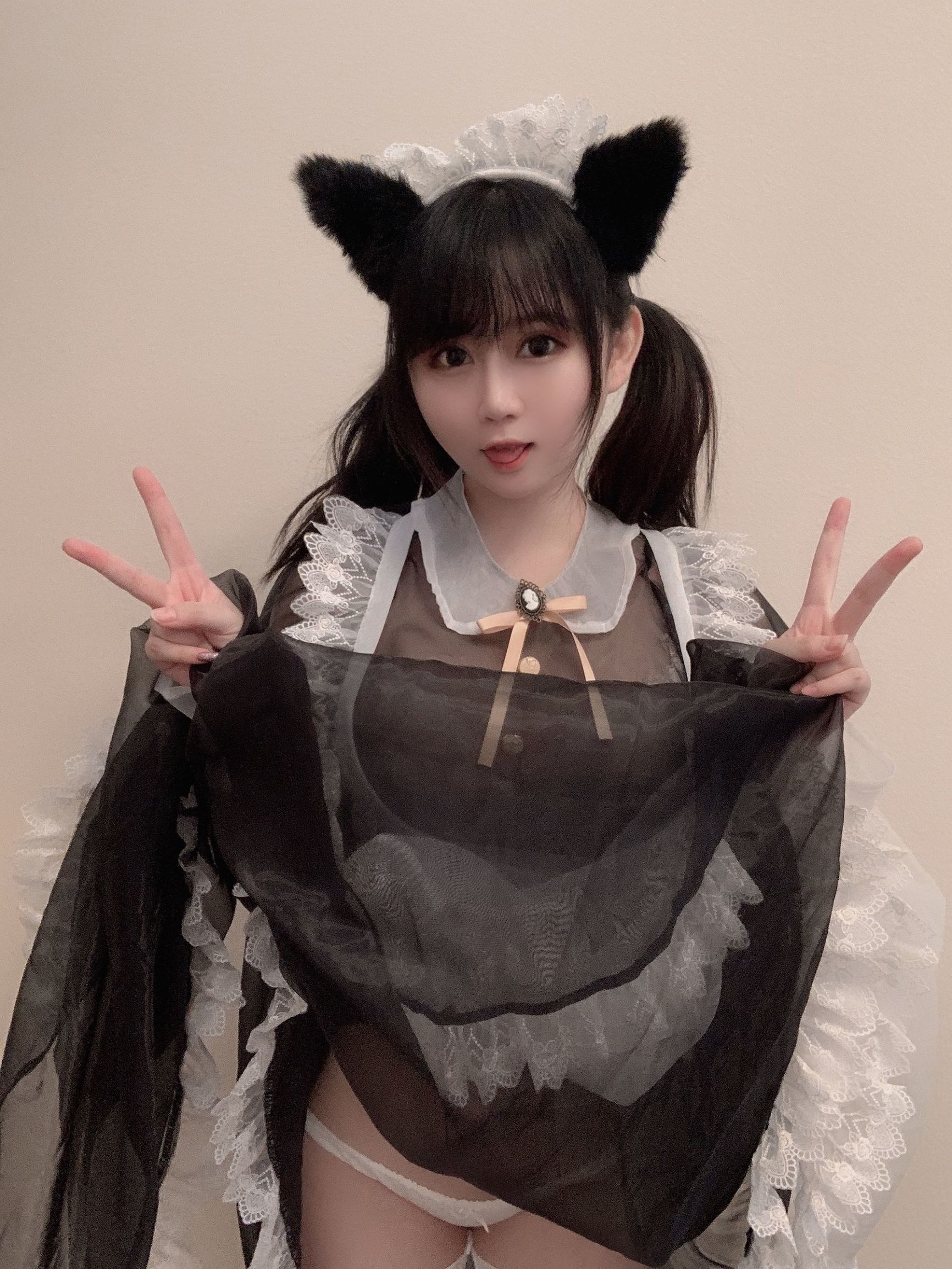 蜜桃少女は依ちゃんや、黒ストッキングのメイド