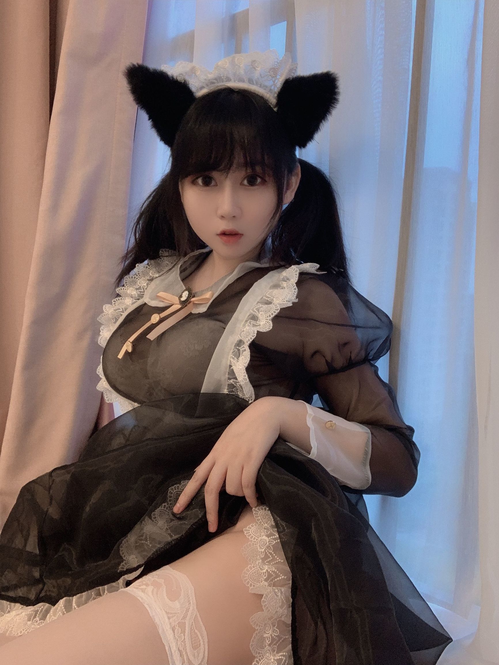 蜜桃少女は依ちゃんや、黒ストッキングのメイド