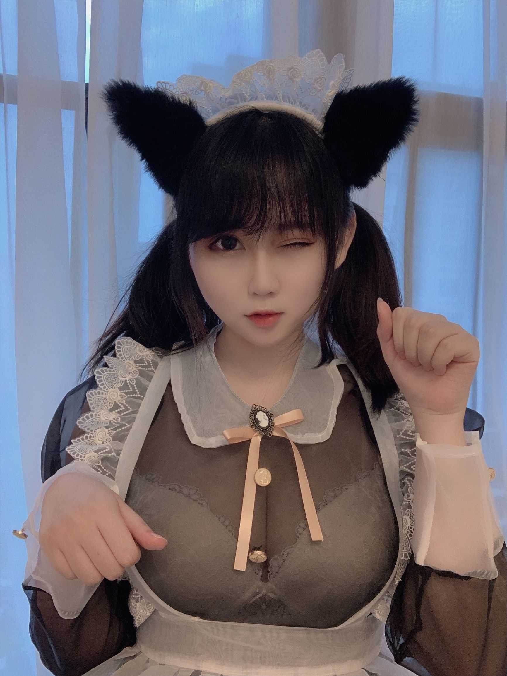 蜜桃少女は依ちゃんや、黒ストッキングのメイド
