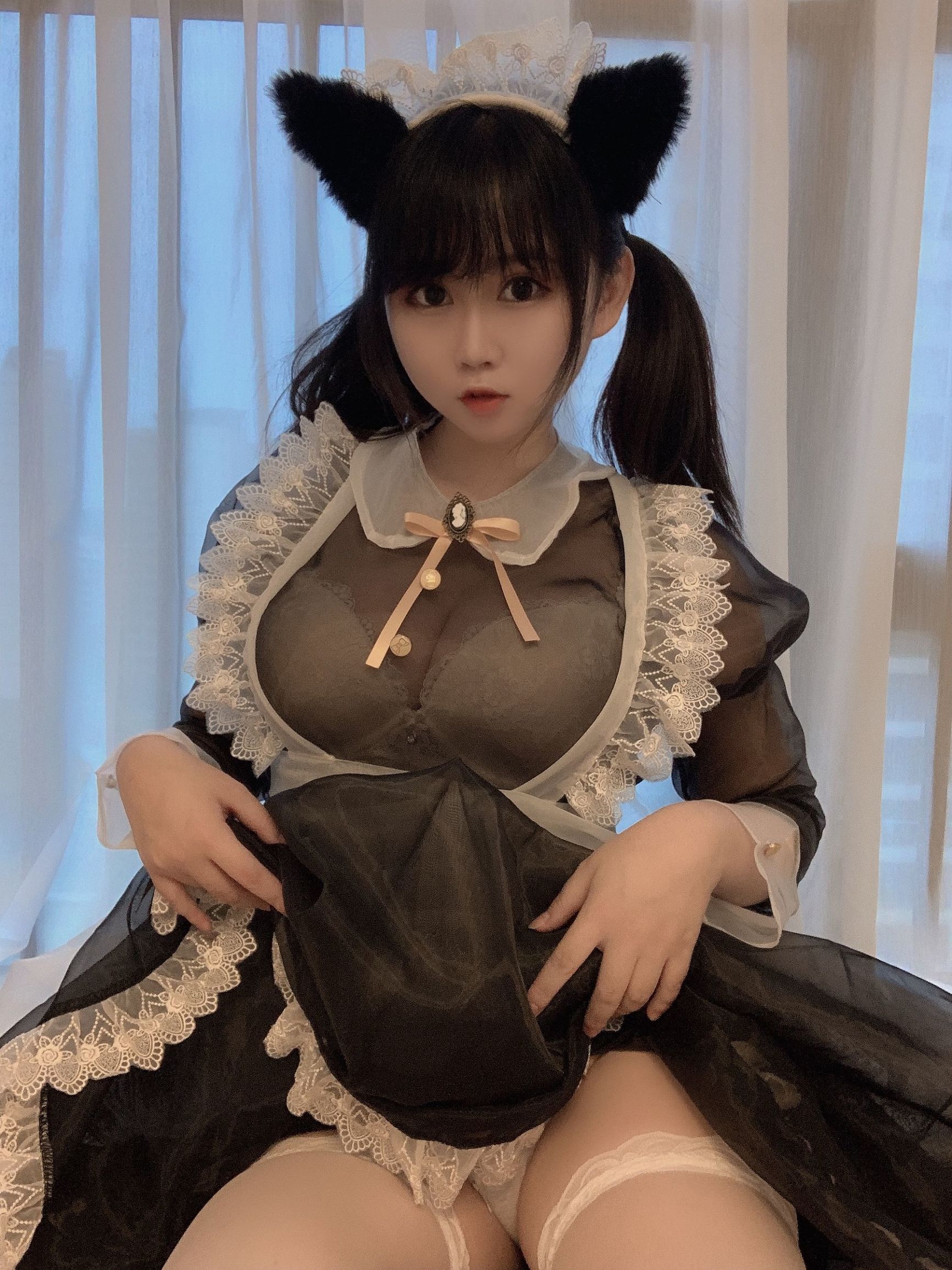 蜜桃少女は依ちゃんや、黒ストッキングのメイド