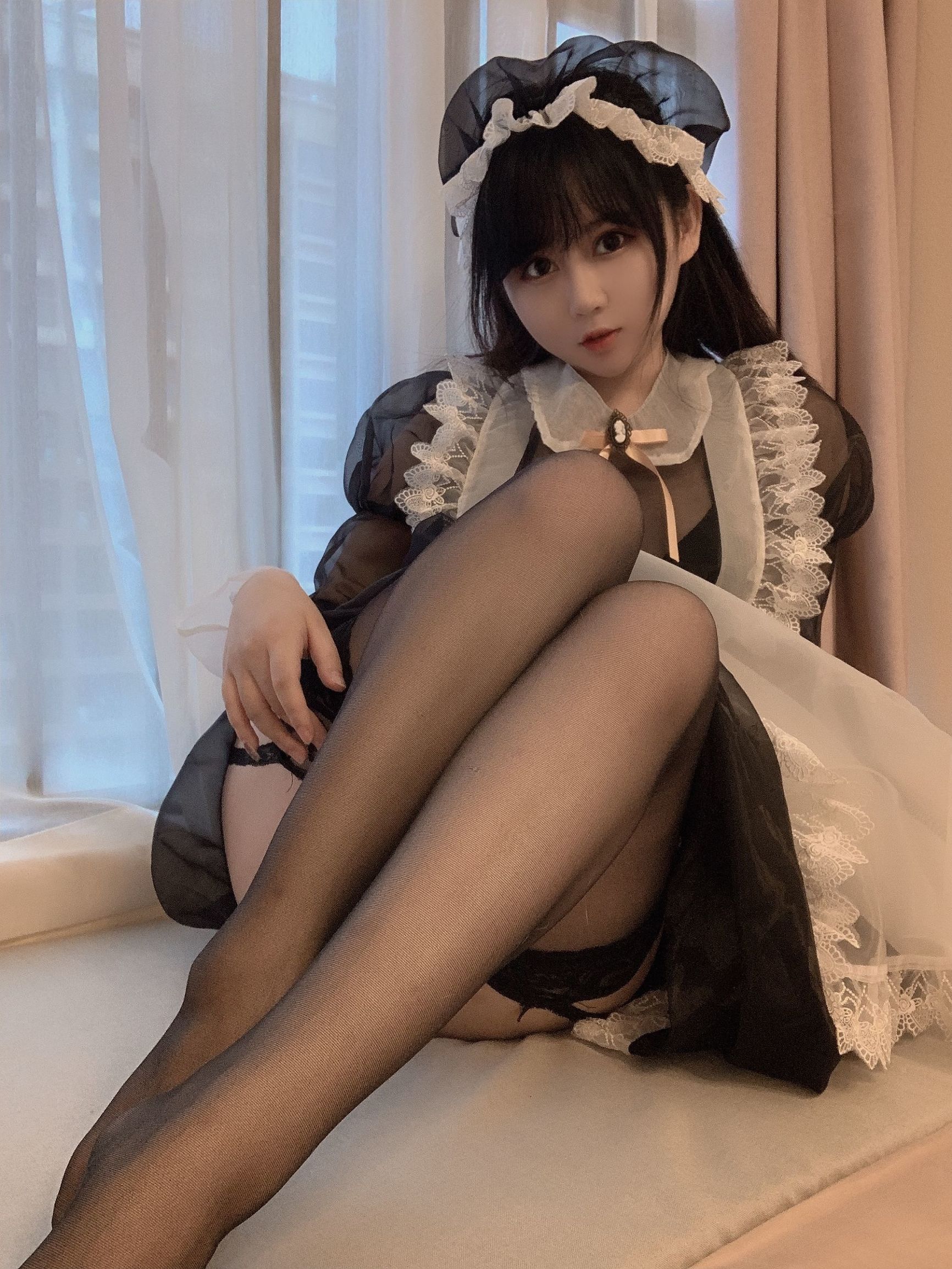 蜜桃少女は依ちゃんや、黒ストッキングのメイド