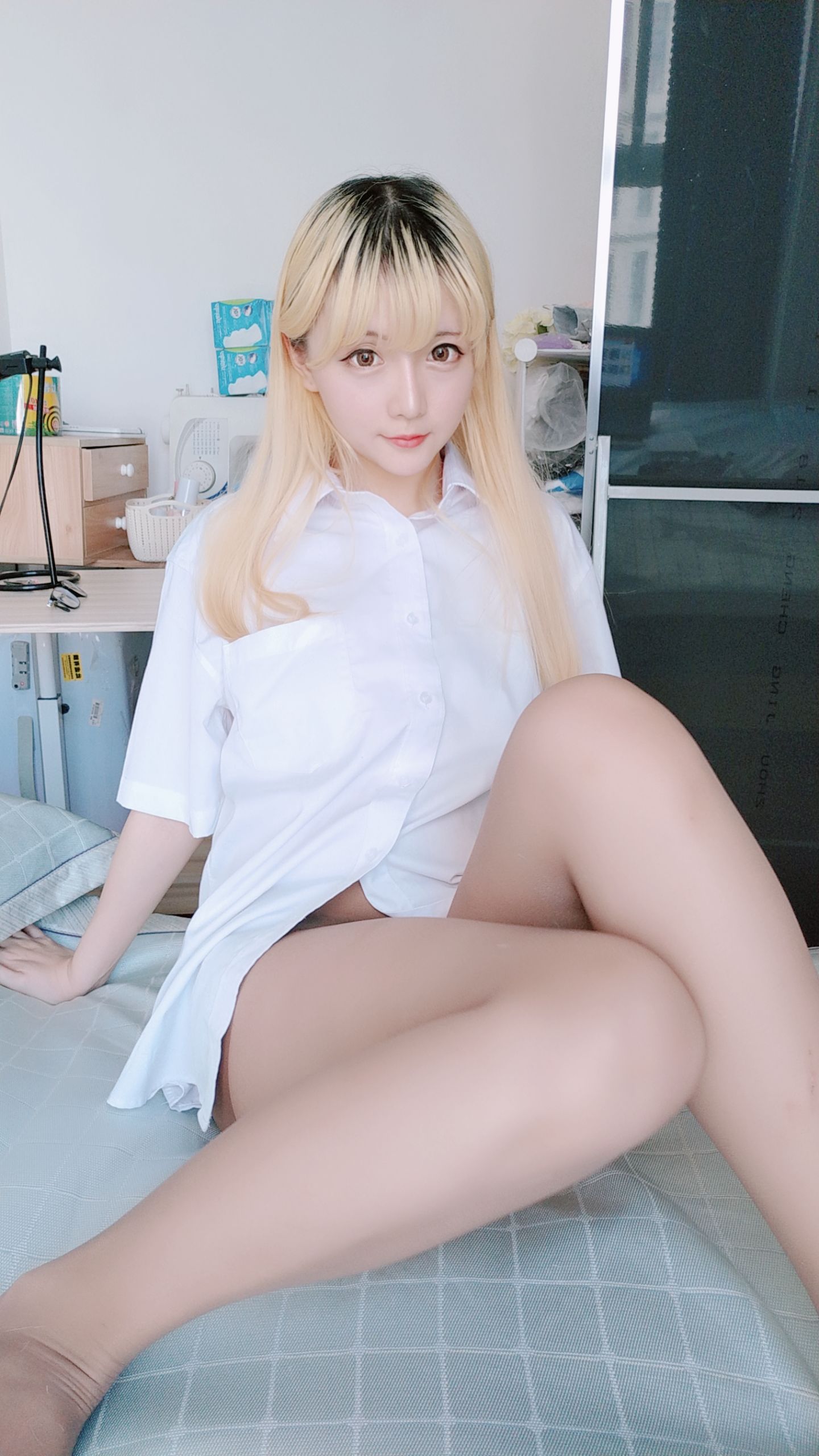 コーサーお姉さん星のチチ 白いシャツ