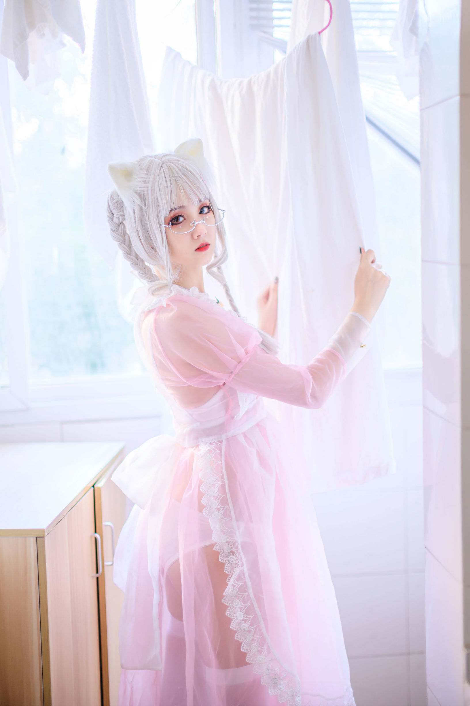Coser Miss Akisoso Qiu Chuchu - Nữ hầu màu hồng trong suốt