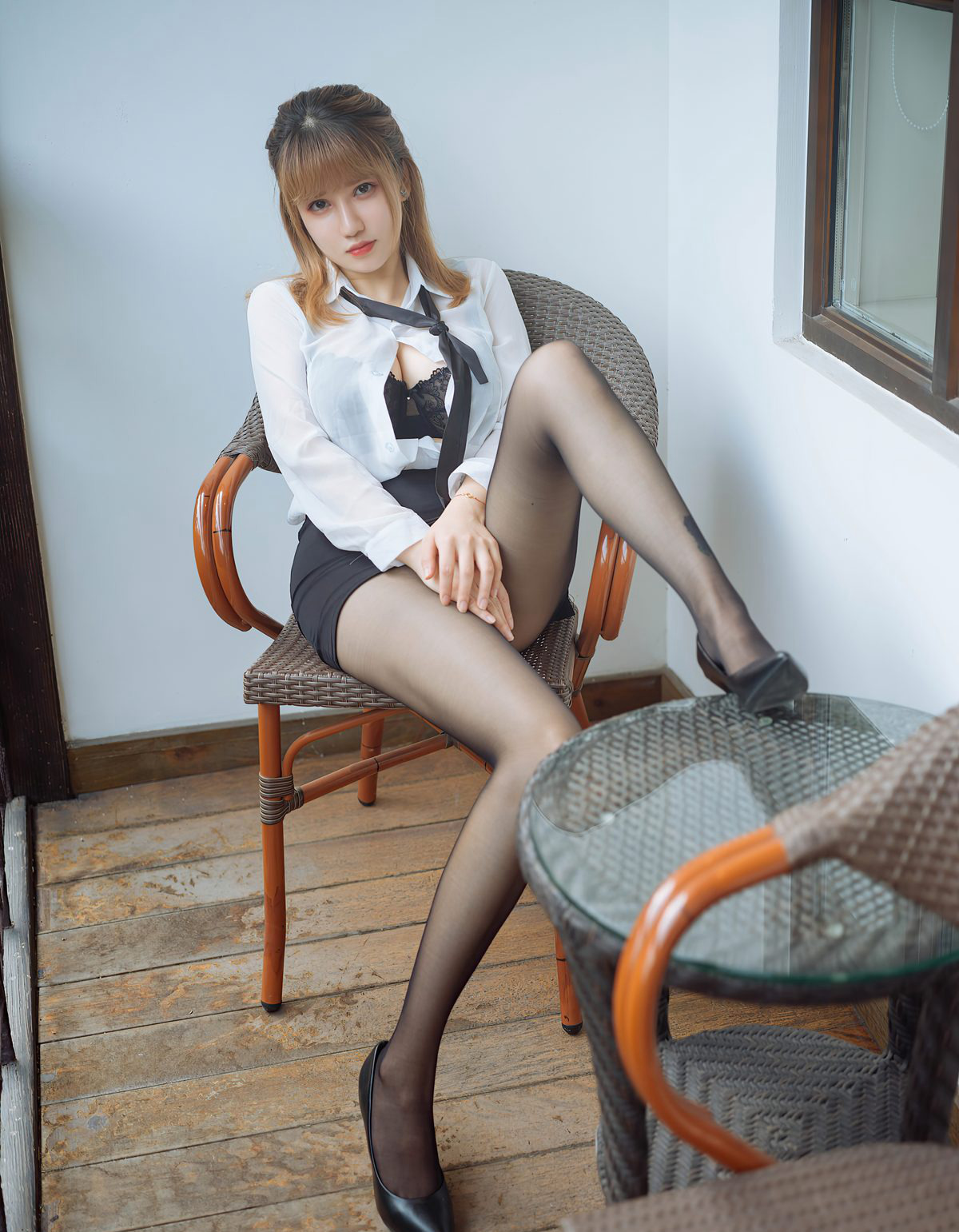周大萌黑丝制服诱惑丰满大胸风骚美腿高跟2020