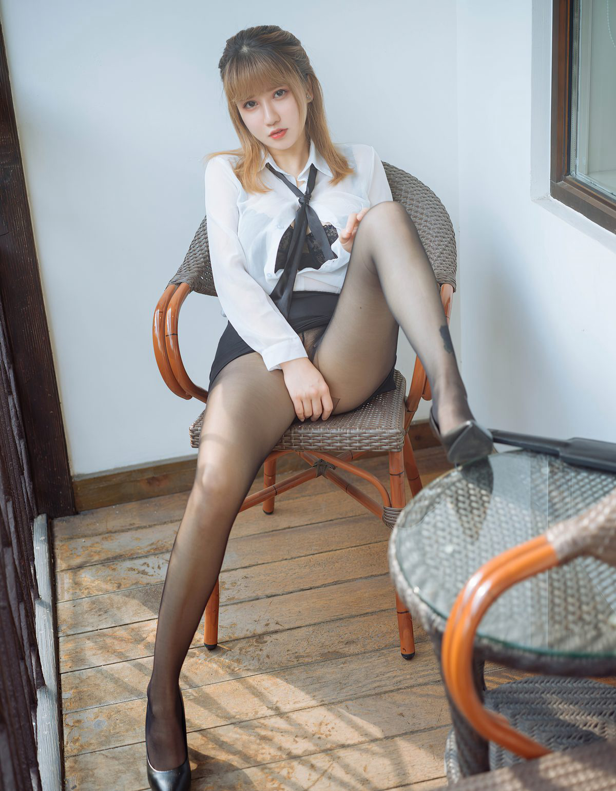 周大萌黑丝制服诱惑丰满大胸风骚美腿高跟2020