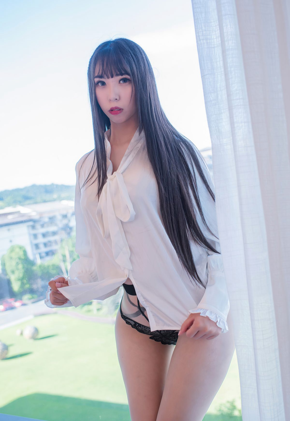 Super beautiful long legs, fair-skinned body, seductive pouted buttocks, sexy white shirt and high heels.