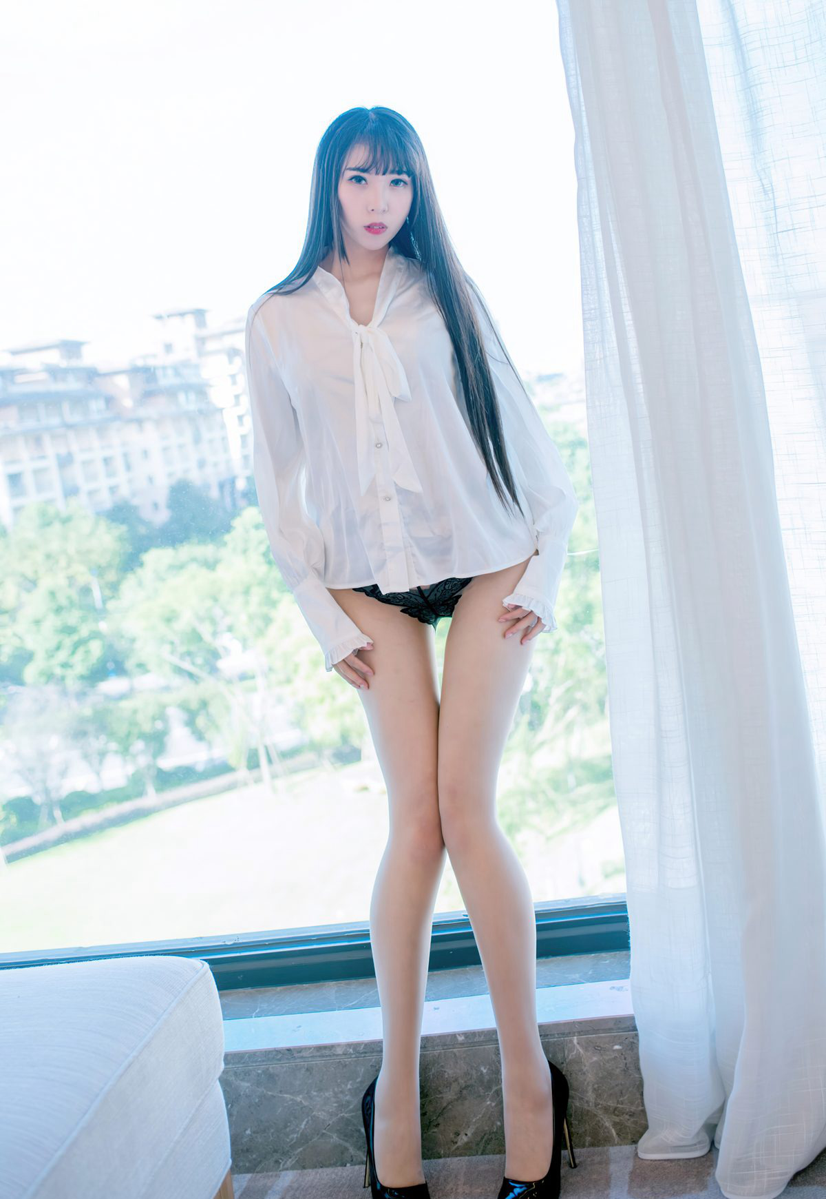 Super beautiful long legs, fair-skinned body, seductive pouted buttocks, sexy white shirt and high heels.