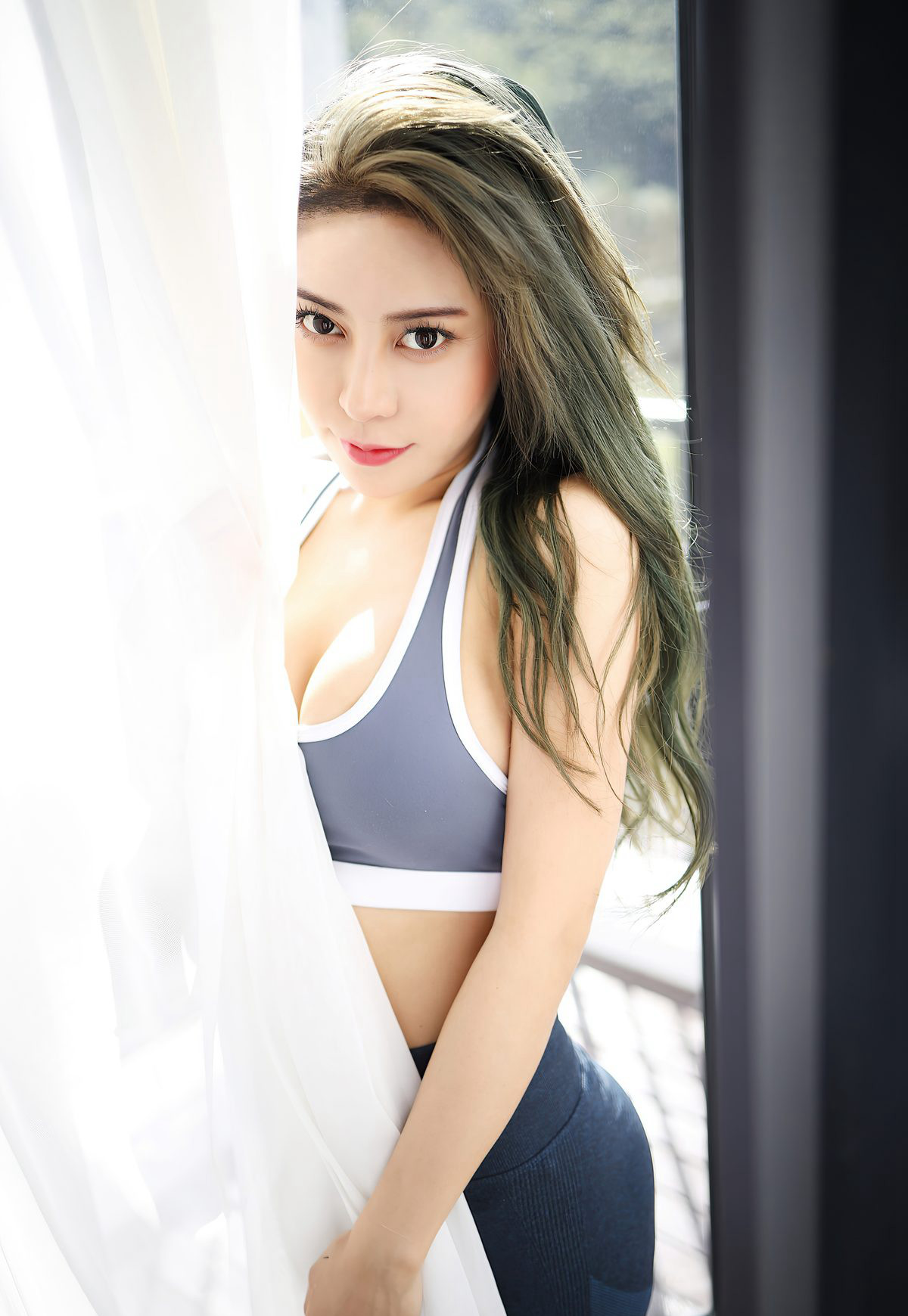 气质美女性感紧身裤健身美臀高清翘臀诱惑姿势写真