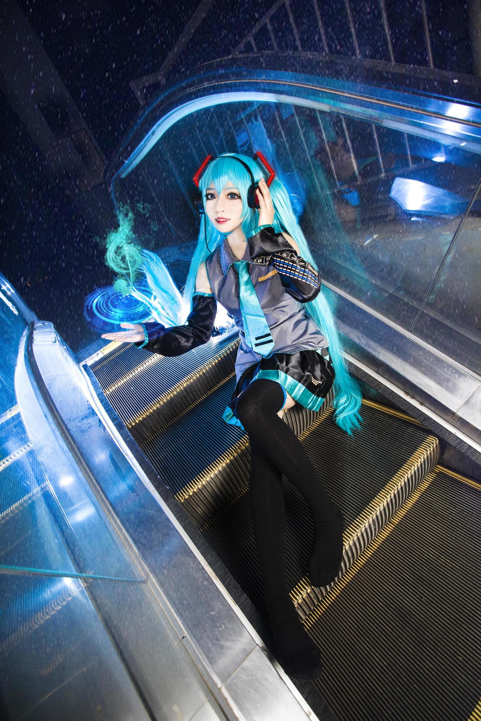 Cosplay Ảnh] Moe Mei Bạch Dị Tử Giáo Chủ - VOCALOID