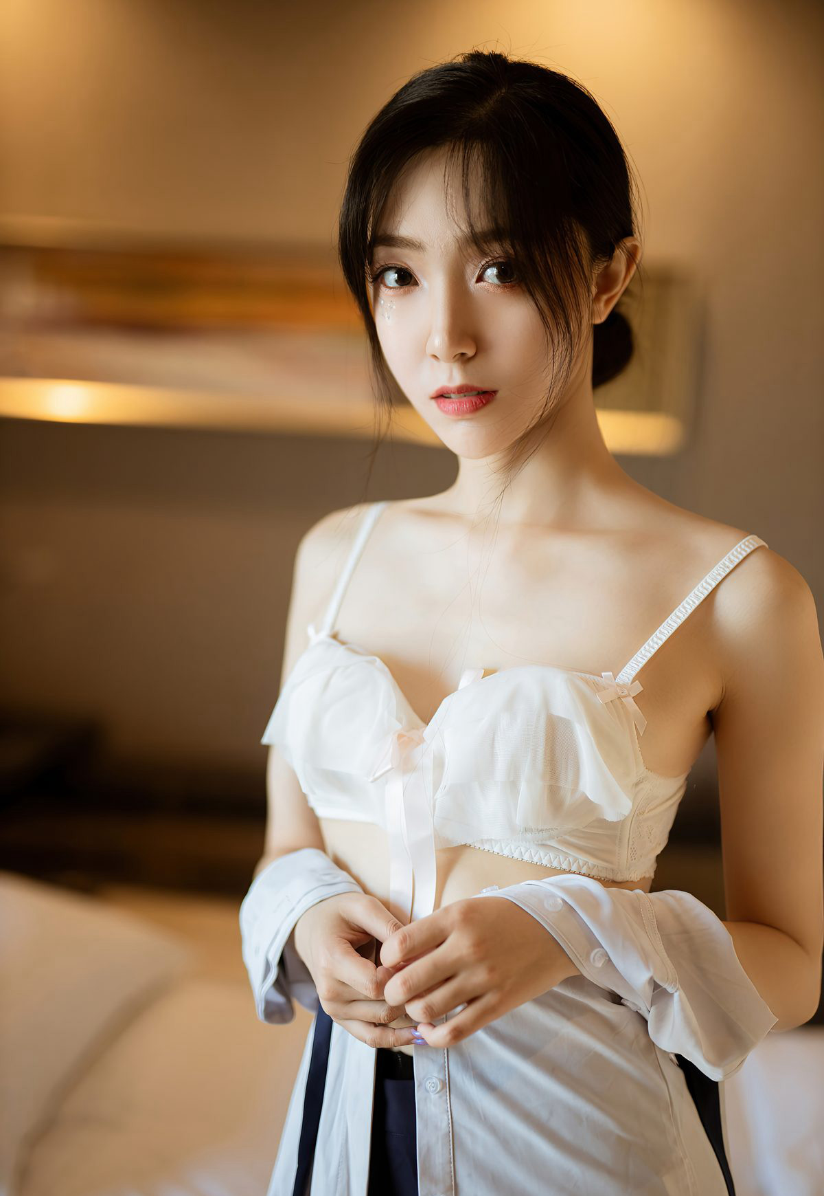 จิวเฉียนฉีฉี 2021 ล่าสุด ชุดยูนิฟอร์มพนักงานต้อนรับ กระโปรงสั้น ถุงน่องดำ รองเท้าส้นสูง บนเตียง ท่าทางเซ็กซี่