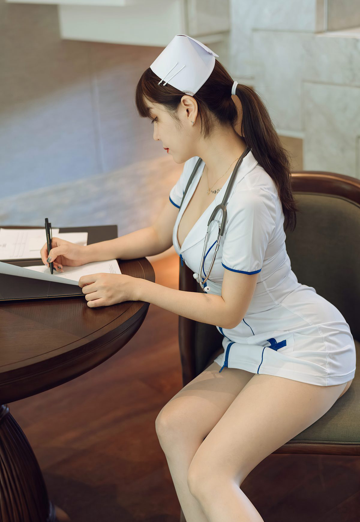 หวางยู่ชุน 2021 ชุดเซ็กซี่พยาบาลชวนหลงใหล ถุงน่องขาว หุ่นอวบอิ่ม อ้วนเล็กน้อย สาวสวยที่แต่งงานแล้ว