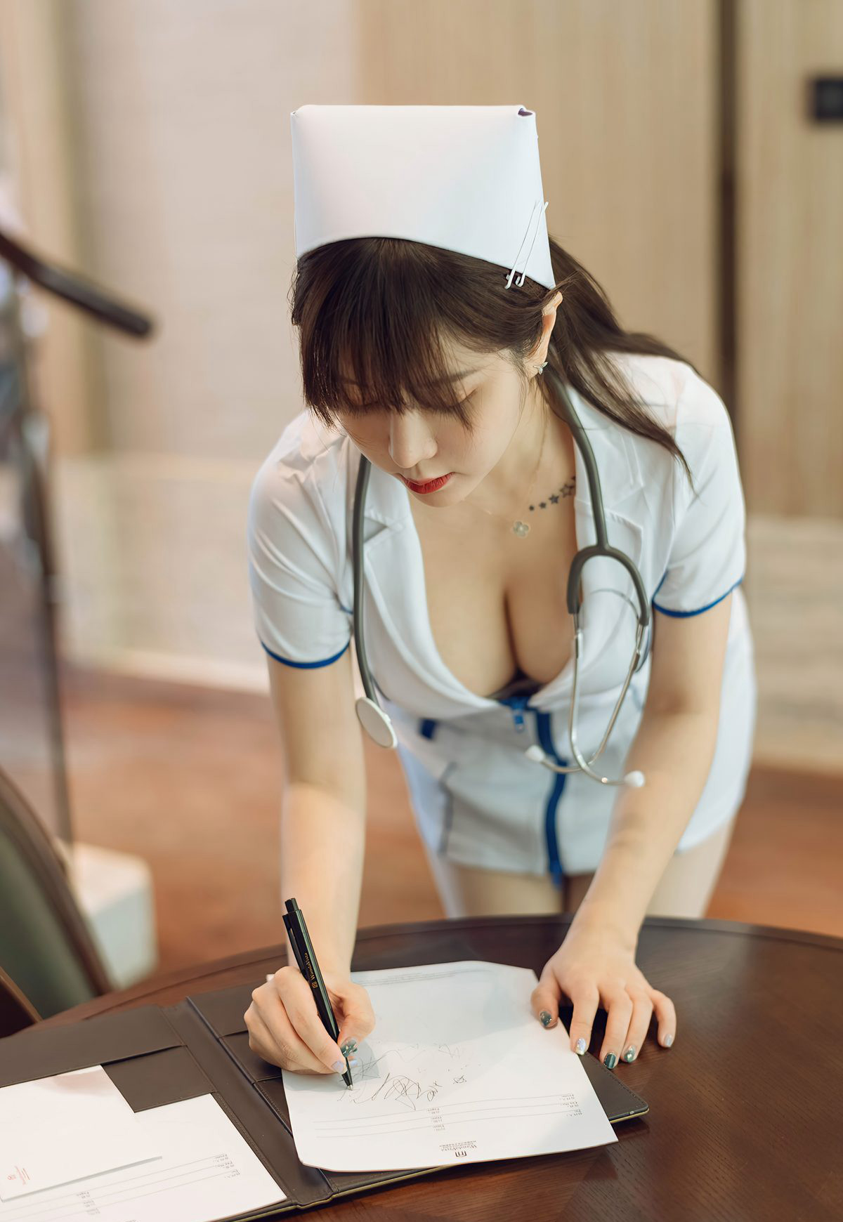 หวางยู่ชุน 2021 ชุดเซ็กซี่พยาบาลชวนหลงใหล ถุงน่องขาว หุ่นอวบอิ่ม อ้วนเล็กน้อย สาวสวยที่แต่งงานแล้ว