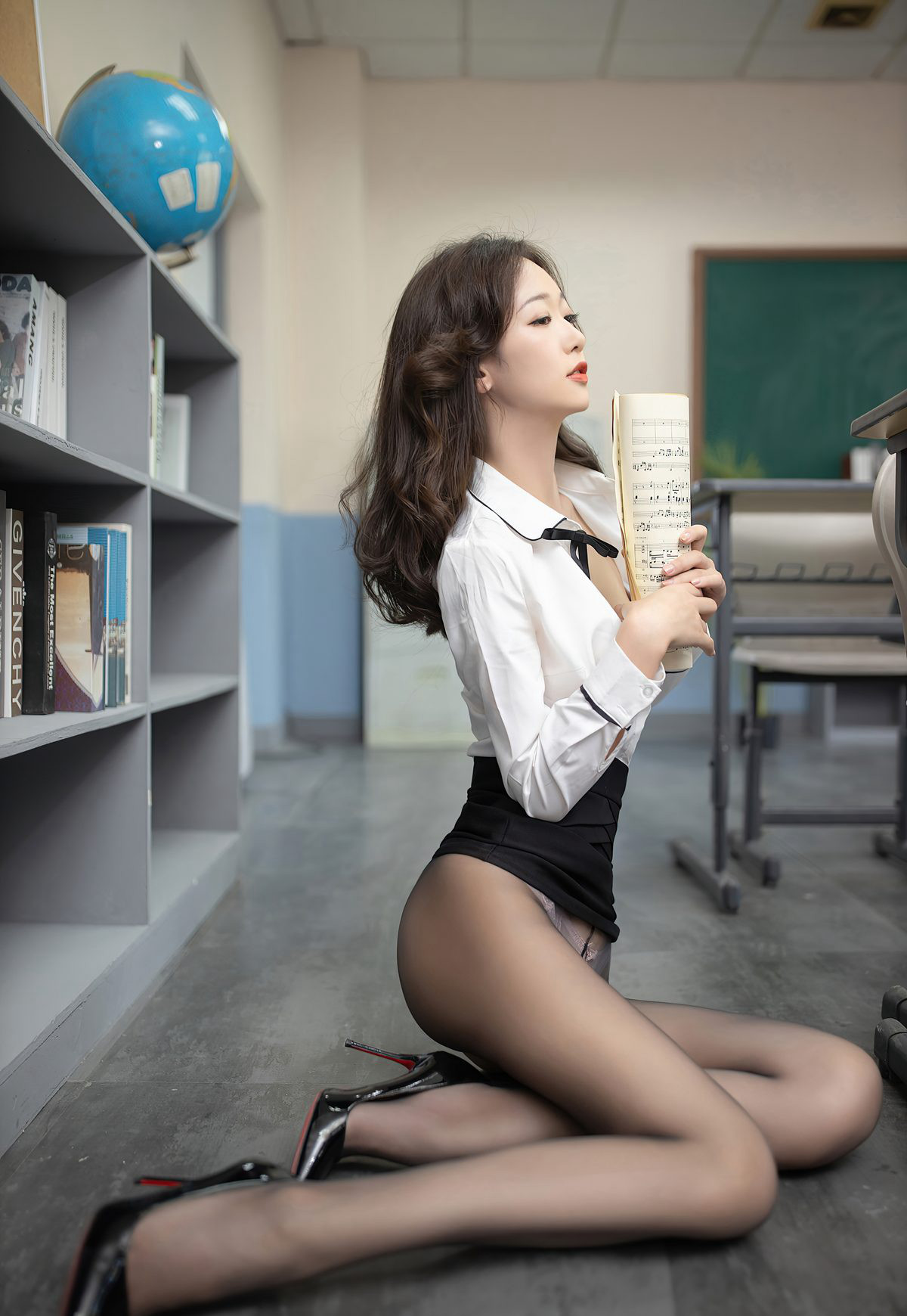 Sexy teacher uniform seduction, black silk stockings, high heels, beautiful woman Tang Anqi, sexy puckered buttocks, flirtatious