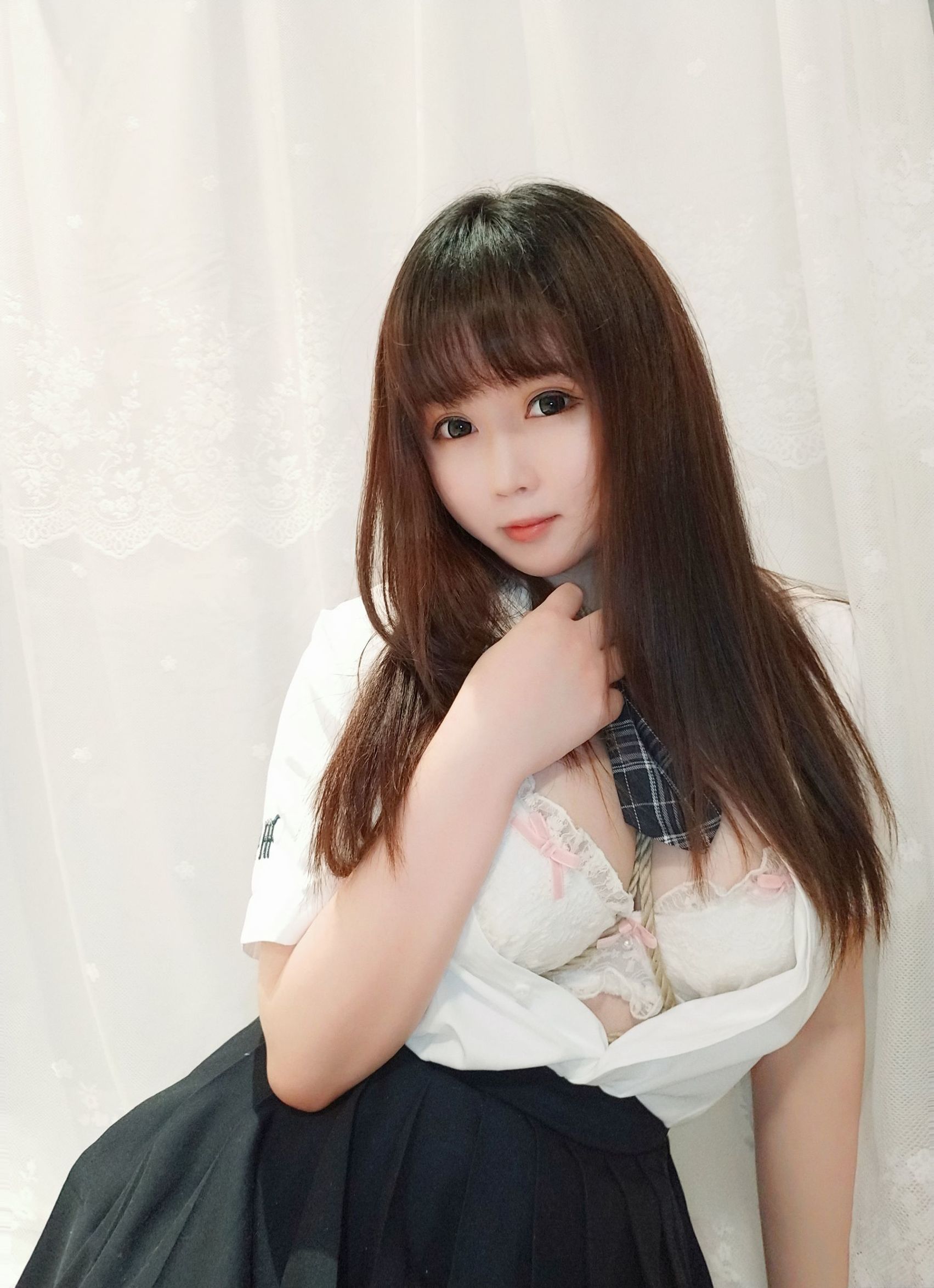 [Cosplay写真] 蜜桃少女是依酱呀 - 裙底的秘密