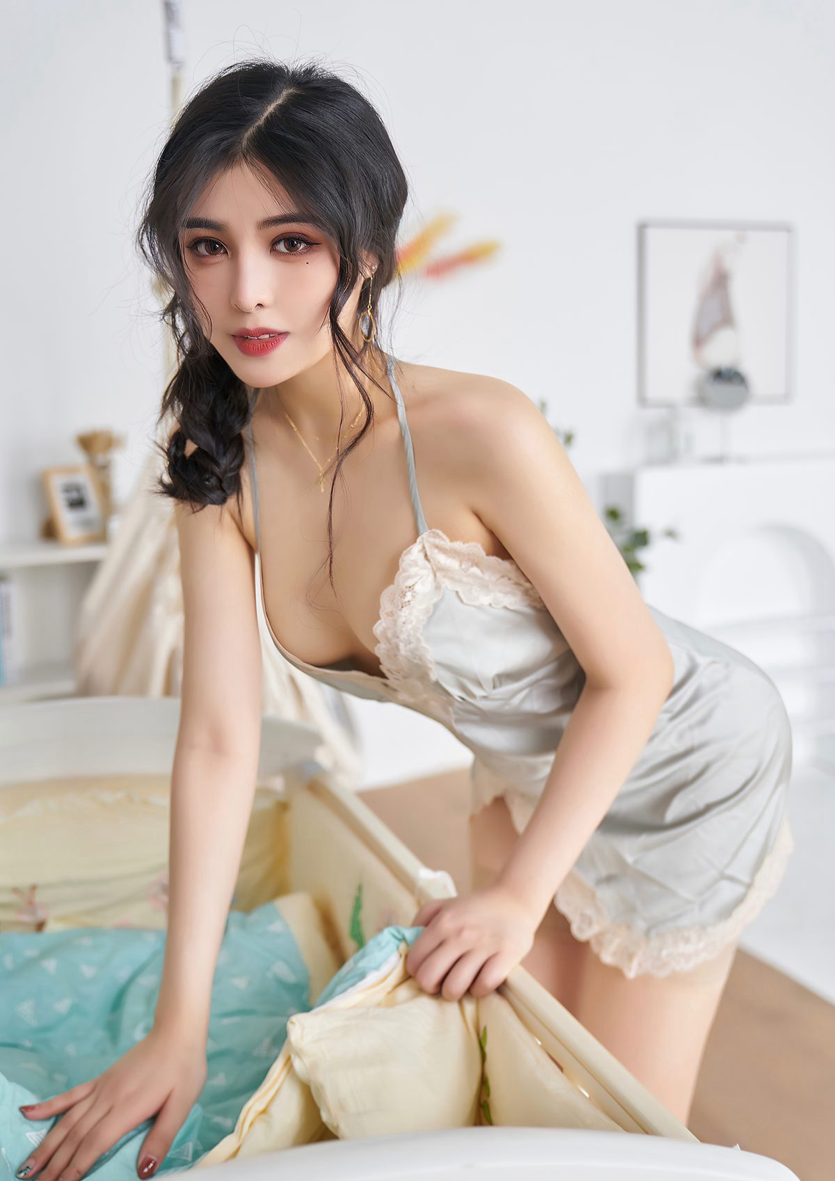 Han Jing'an 2021: Sexy Beautiful Young Woman in High Heels, Flesh-Colored Stockings, with Jade Buttocks in a Sexy Pose