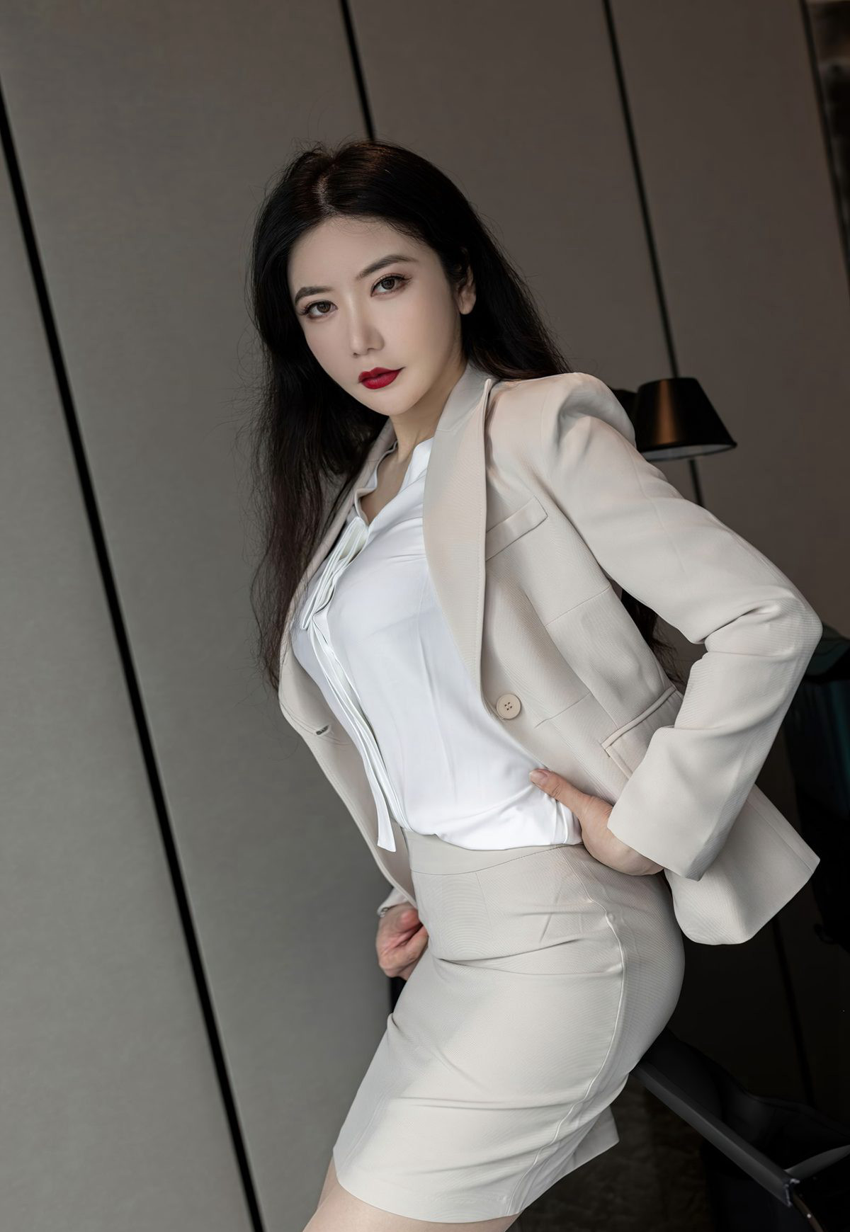 Sexy big-chested female secretary Xin Yan, little princess in uniform temptation with flesh-colored stockings, high heels, and beautiful legs.