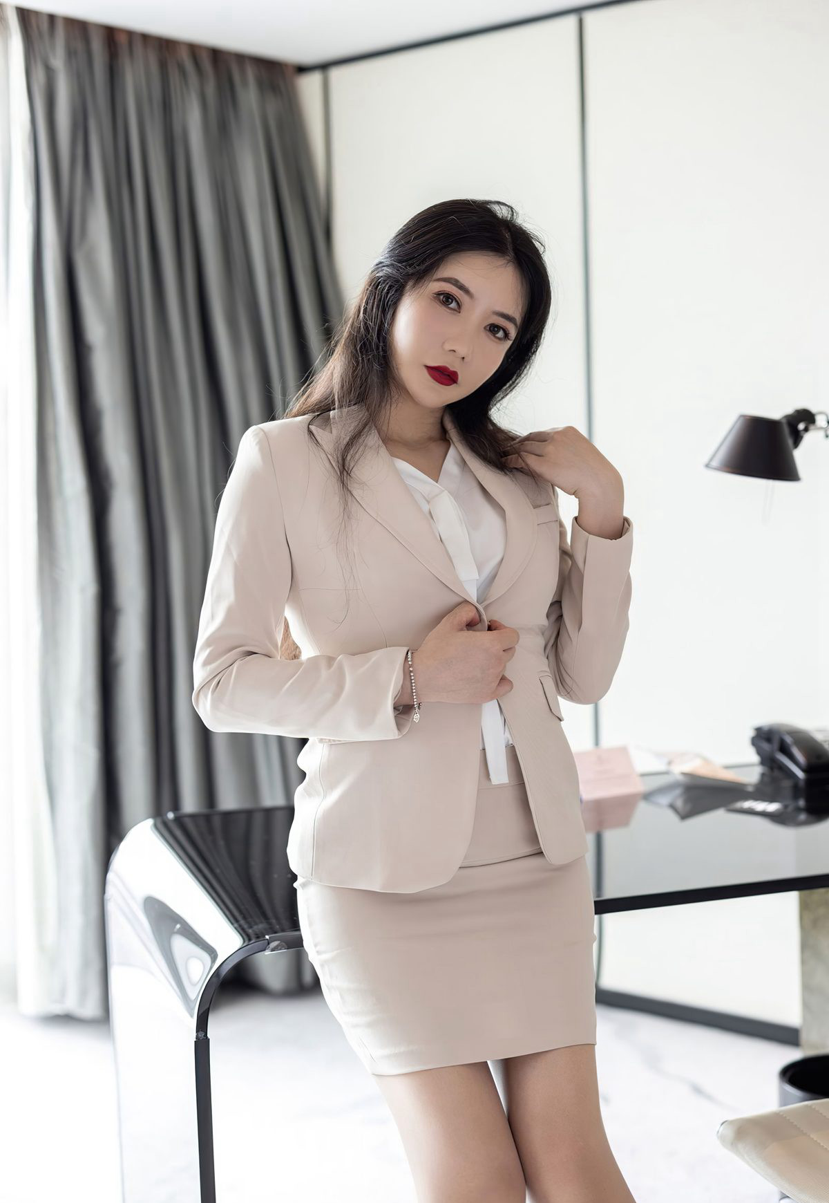Sexy big-chested female secretary Xin Yan, little princess in uniform temptation with flesh-colored stockings, high heels, and beautiful legs.
