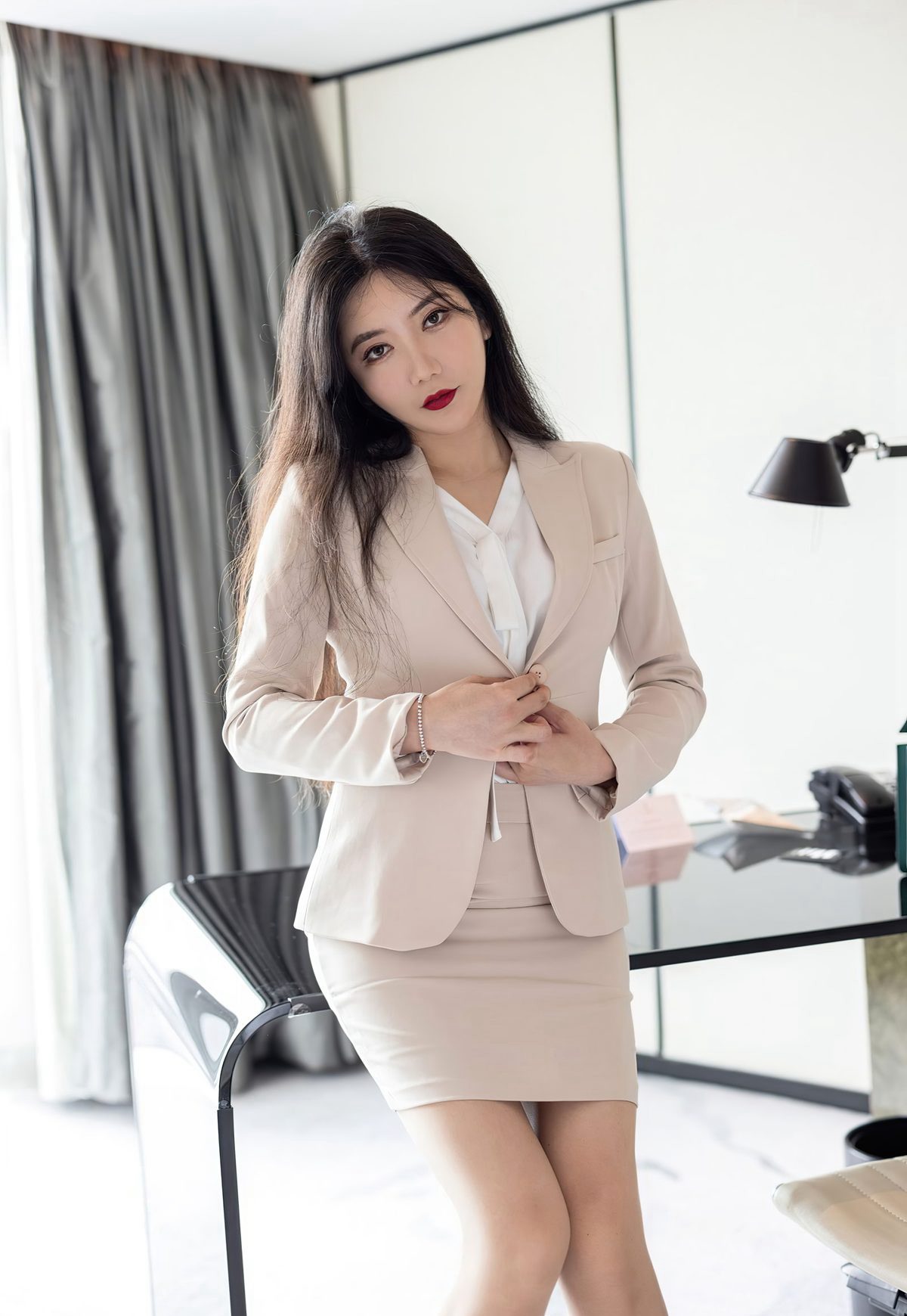 Sexy big-chested female secretary Xin Yan, little princess in uniform temptation with flesh-colored stockings, high heels, and beautiful legs.