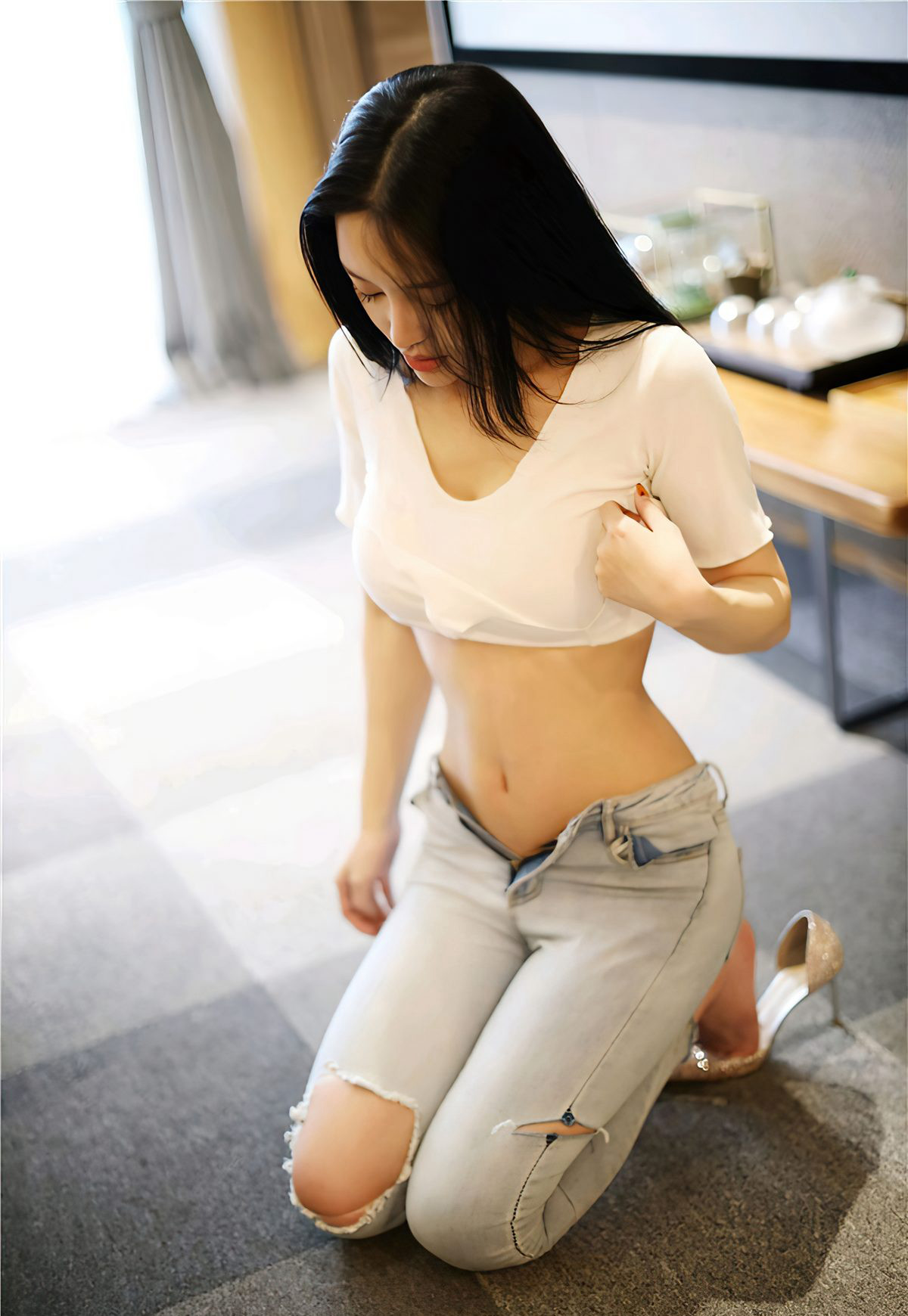 Đường Kỳ Nhi 2021 - Bộ ảnh gợi cảm quần jeans ôm sát, mông vểnh chổng lên quyến rũ