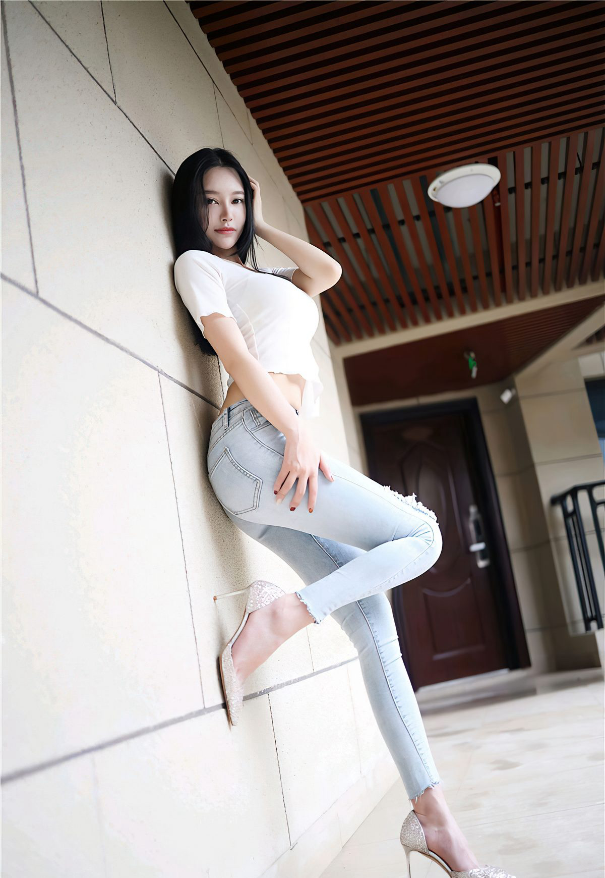 Đường Kỳ Nhi 2021 - Bộ ảnh gợi cảm quần jeans ôm sát, mông vểnh chổng lên quyến rũ