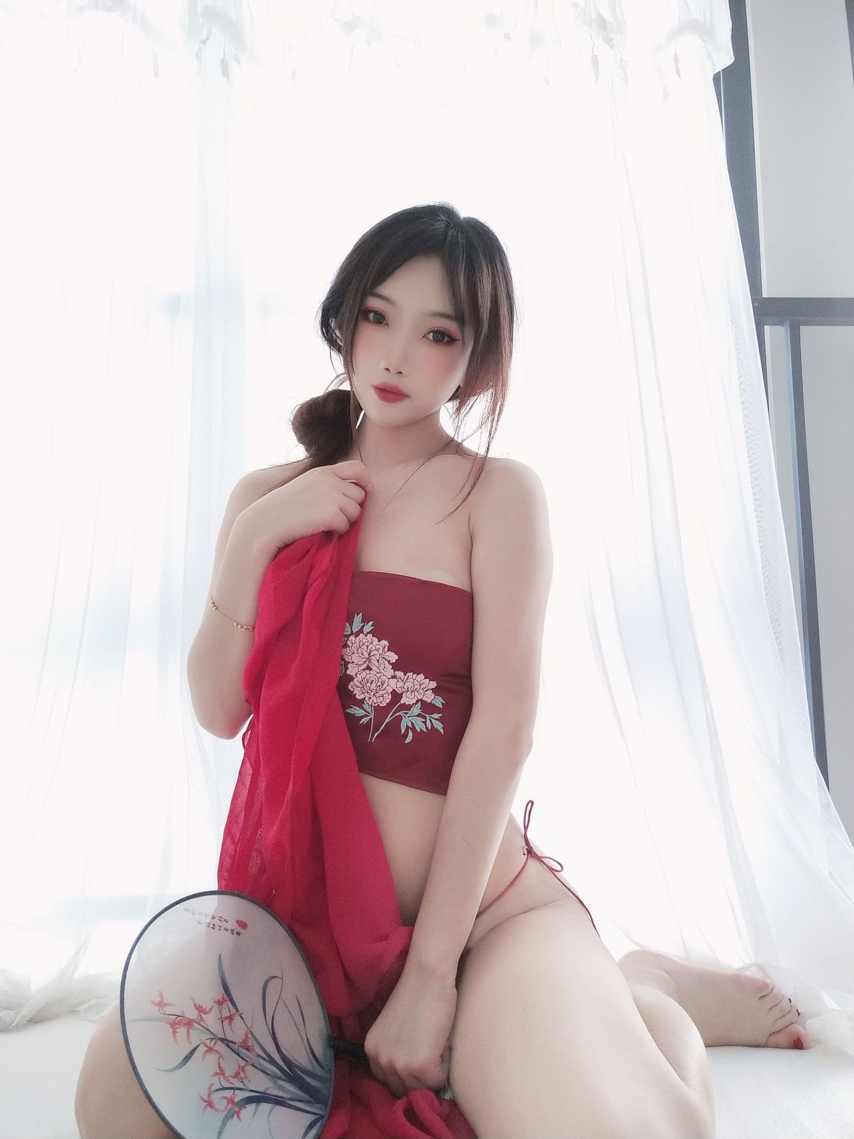 Coser Nổi Tiếng Mạng] Gái Đẹp Da Trắng - Ghost Animal Yao - Yếm Đỏ Gợi Cảm