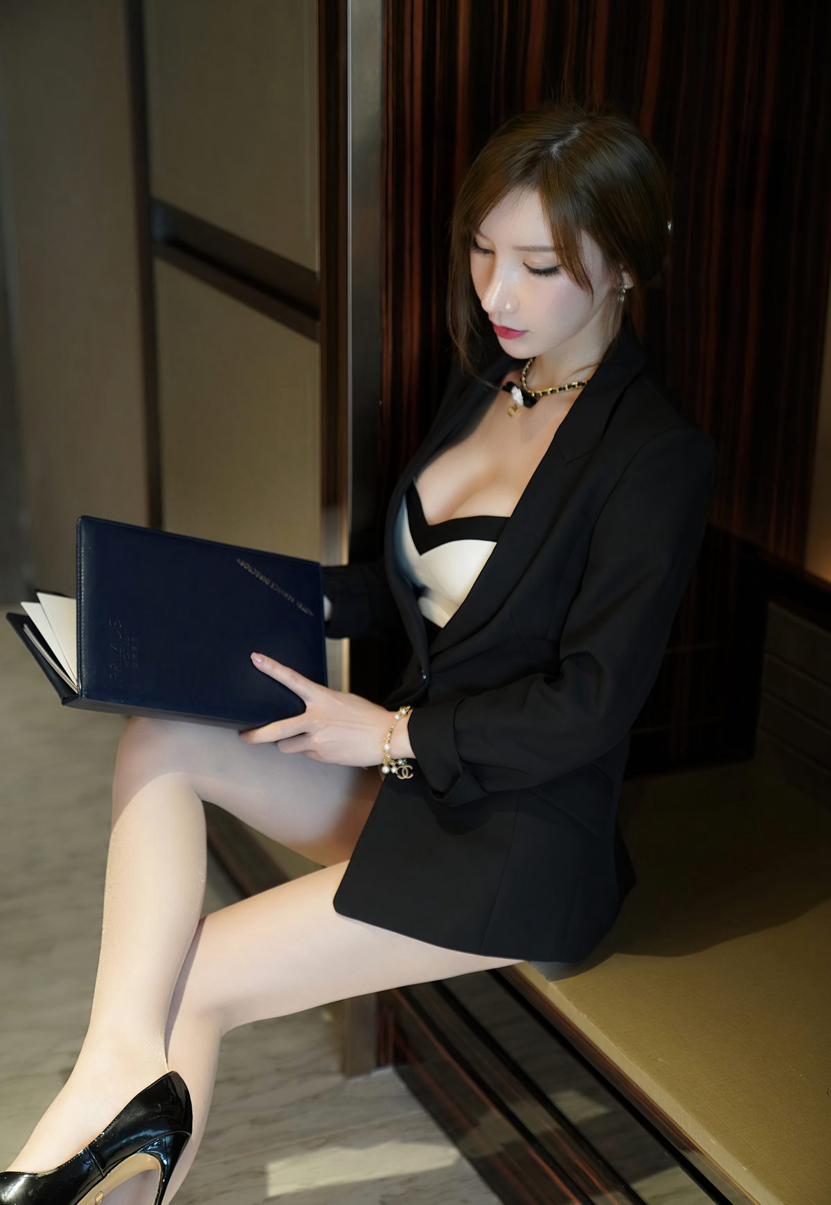 周于希Sandy2021性感肉丝玉足美腿制服秘书诱惑姿势进入