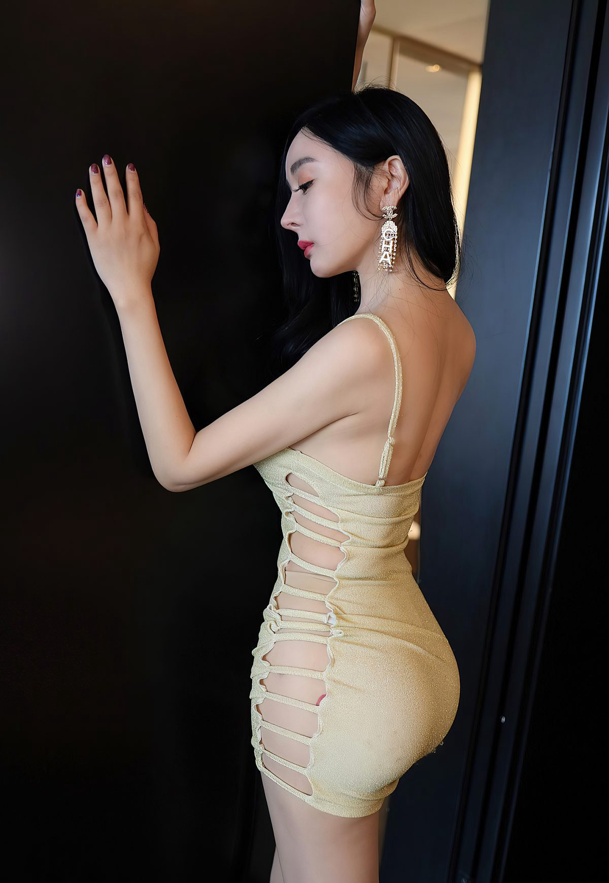 ยุนอาสวมกระโปรงรัดรูปแบบสายรัดเซ็กซี่ ชวนยั่วด้วยก้นสวยงามโด่งบนโซฟาในท่าเซ็กซี่