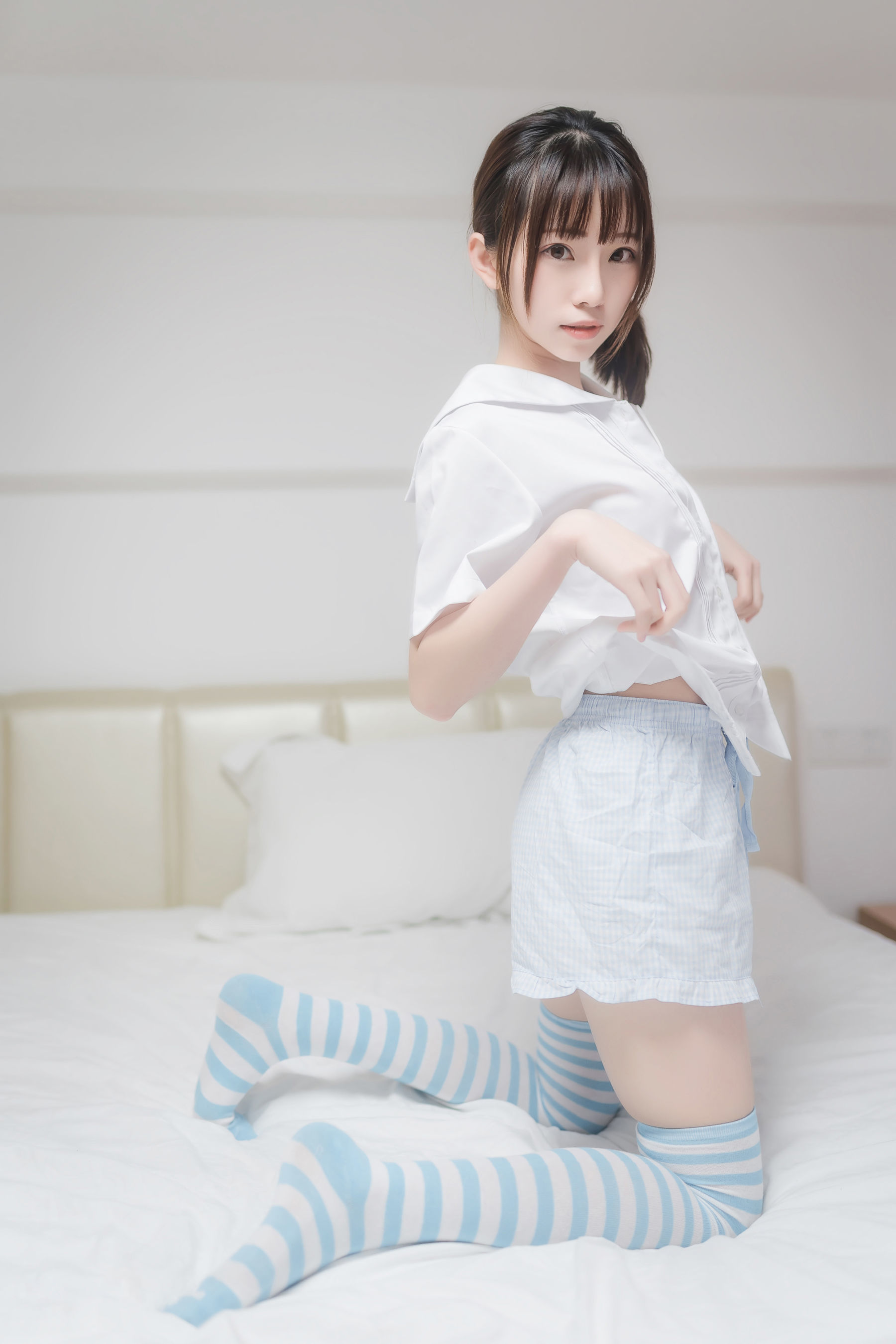 Cosplay] Anime Blogger Kitaro - Blue and White Striped Socks