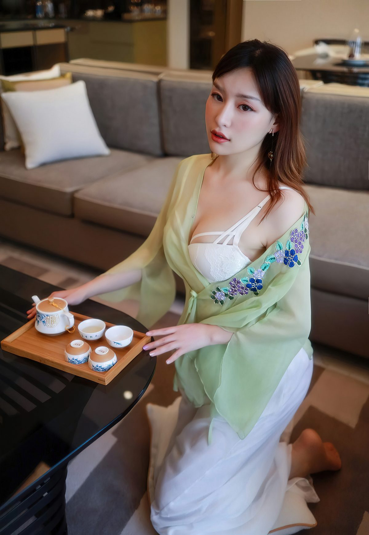小萱2021极品美腿丝袜超薄肉丝袜古风美女用脚敬茶给你