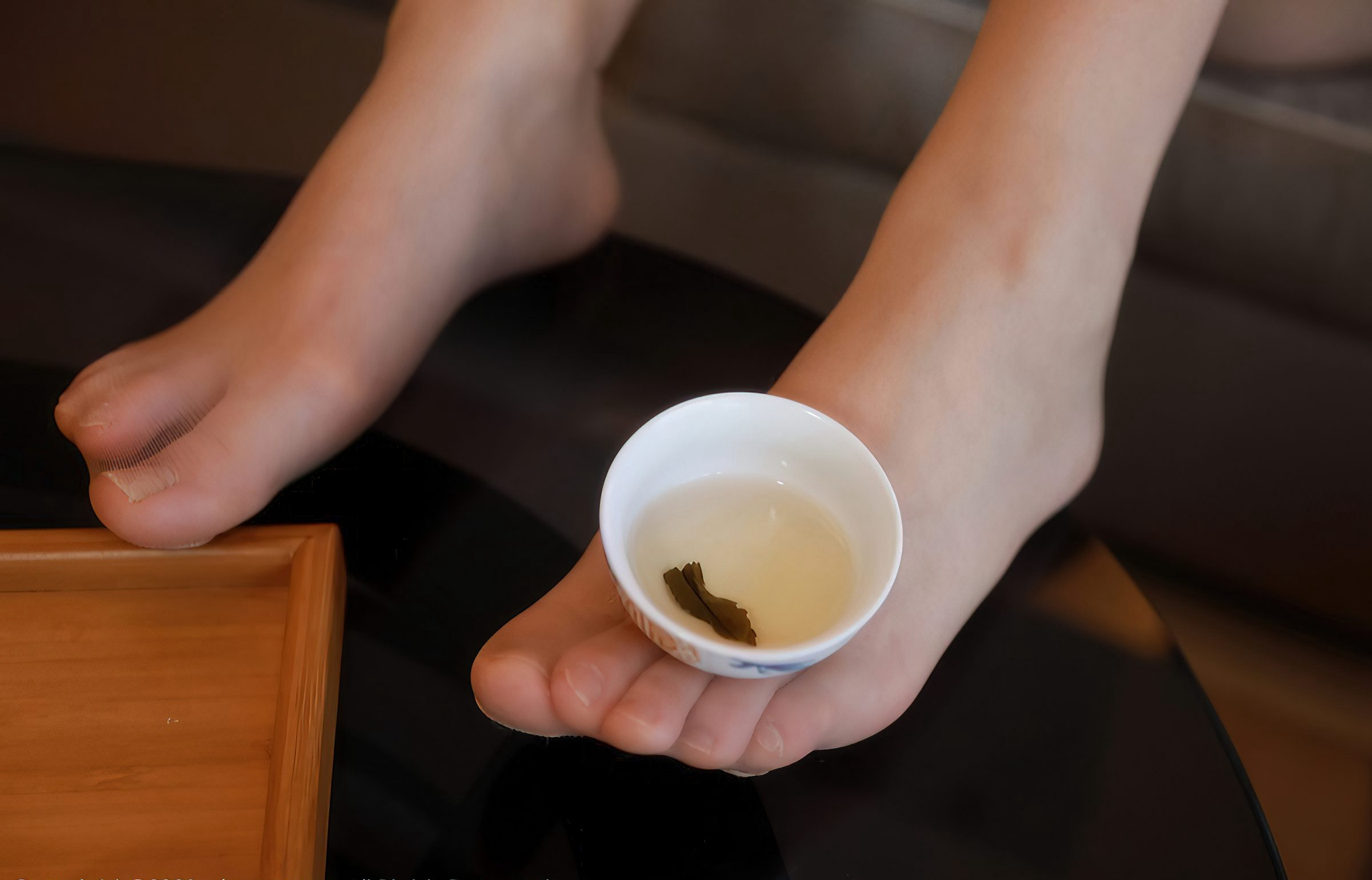 小萱2021极品美腿丝袜超薄肉丝袜古风美女用脚敬茶给你