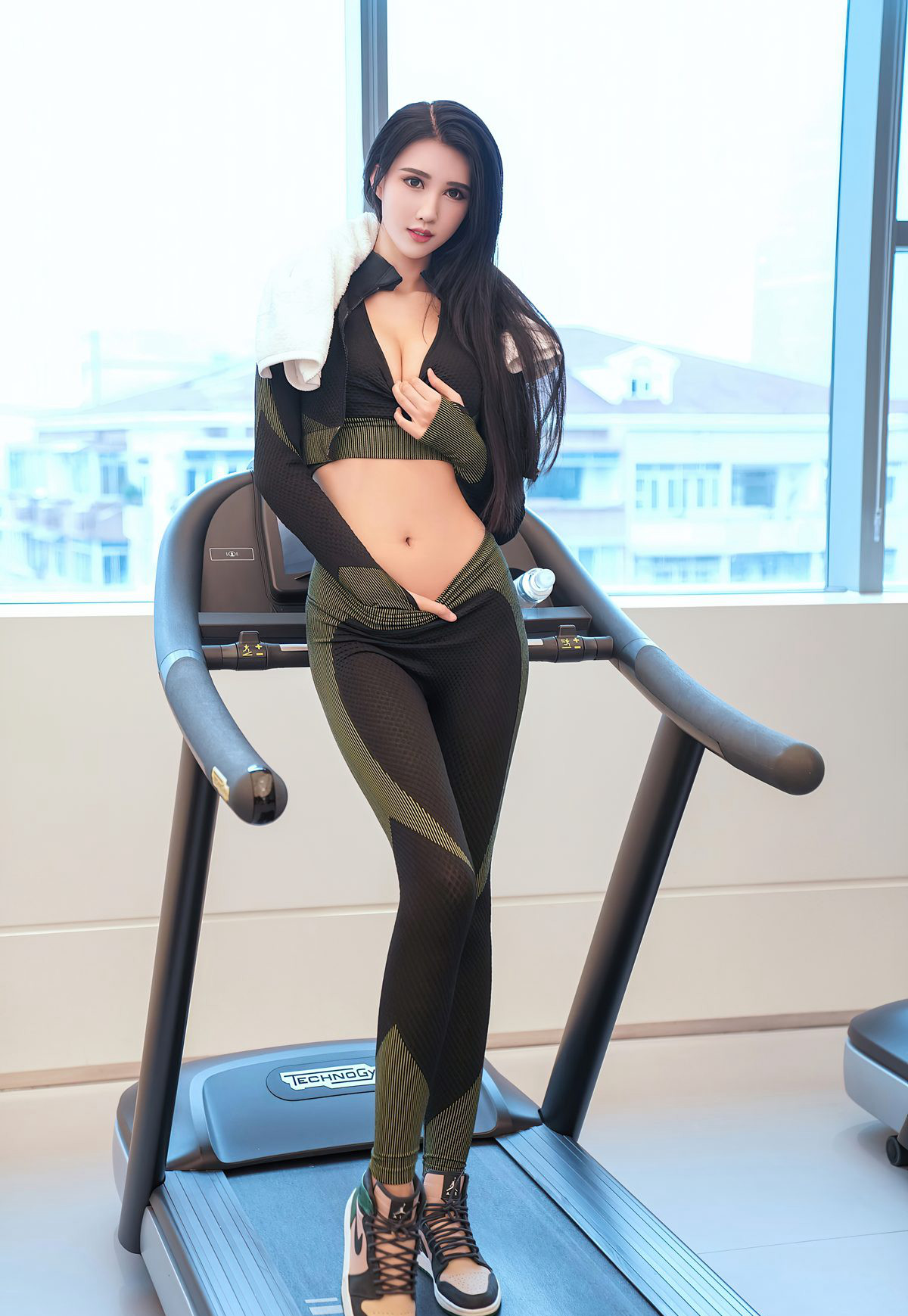 걸정 여신 섹시 피트니스 미녀 타이트 팬츠 엉덩이 내밀어 유혹 고고운 엉덩이 포즈
