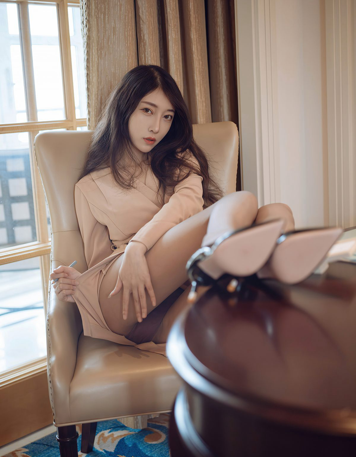玥儿玥2021超气质少妇灰丝袜高跟性感高清裸胸美女