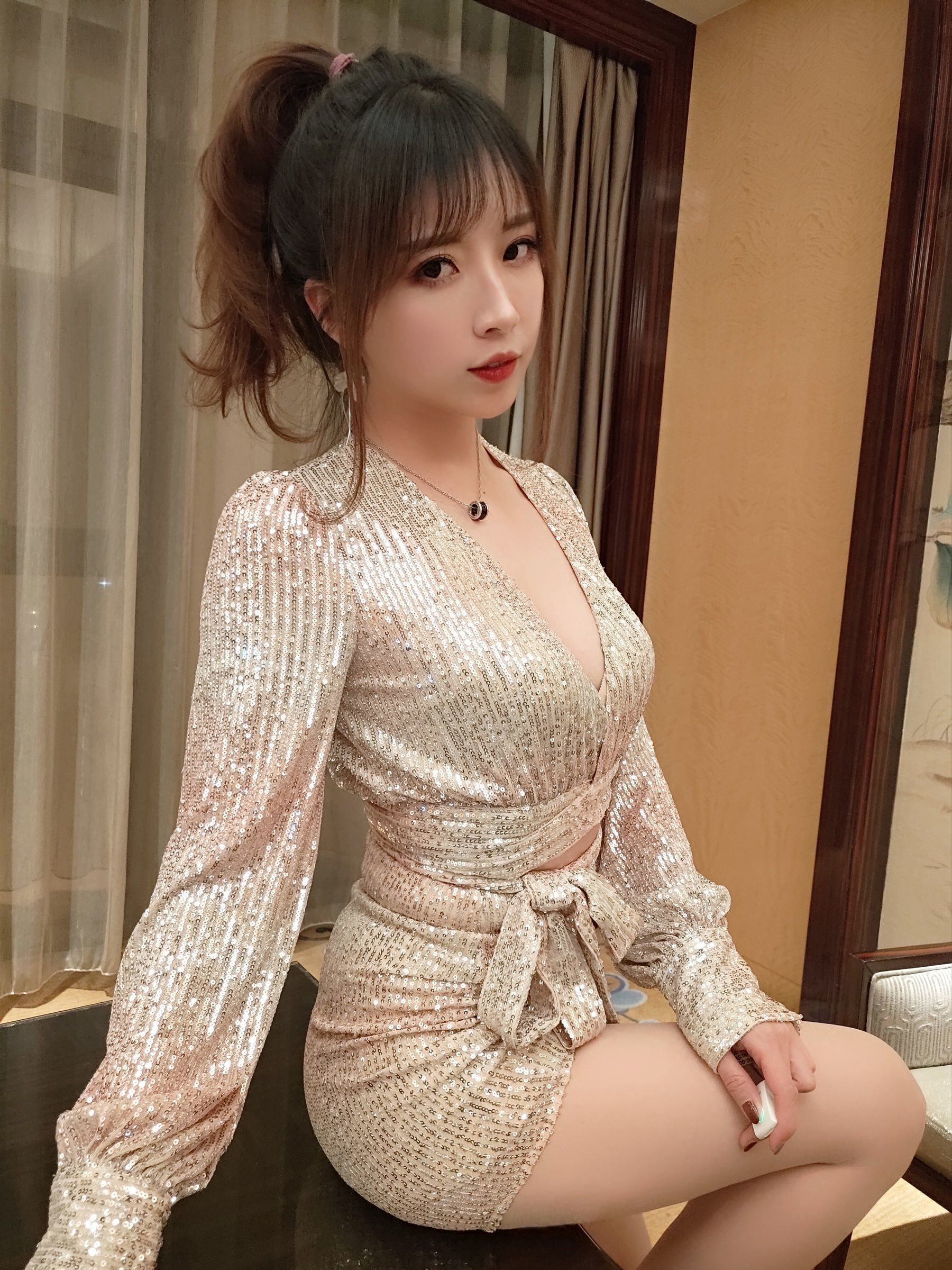 [COS福利] 斗鱼主播小女巫露娜 - 亮片裙肉丝