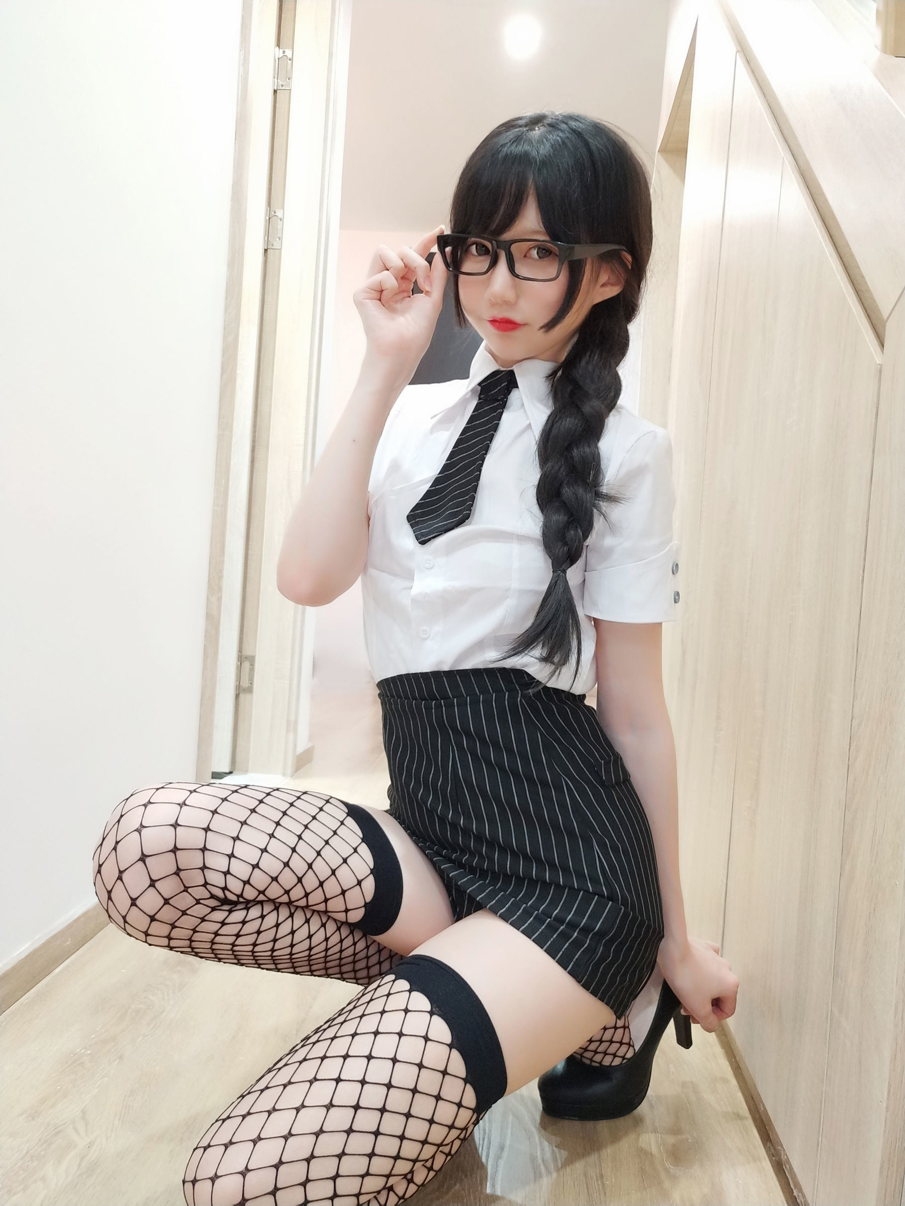 Cosplay Benefits] Nagisa Monster Meow [Fantia] - Black Fishnet Stockings OL~~~