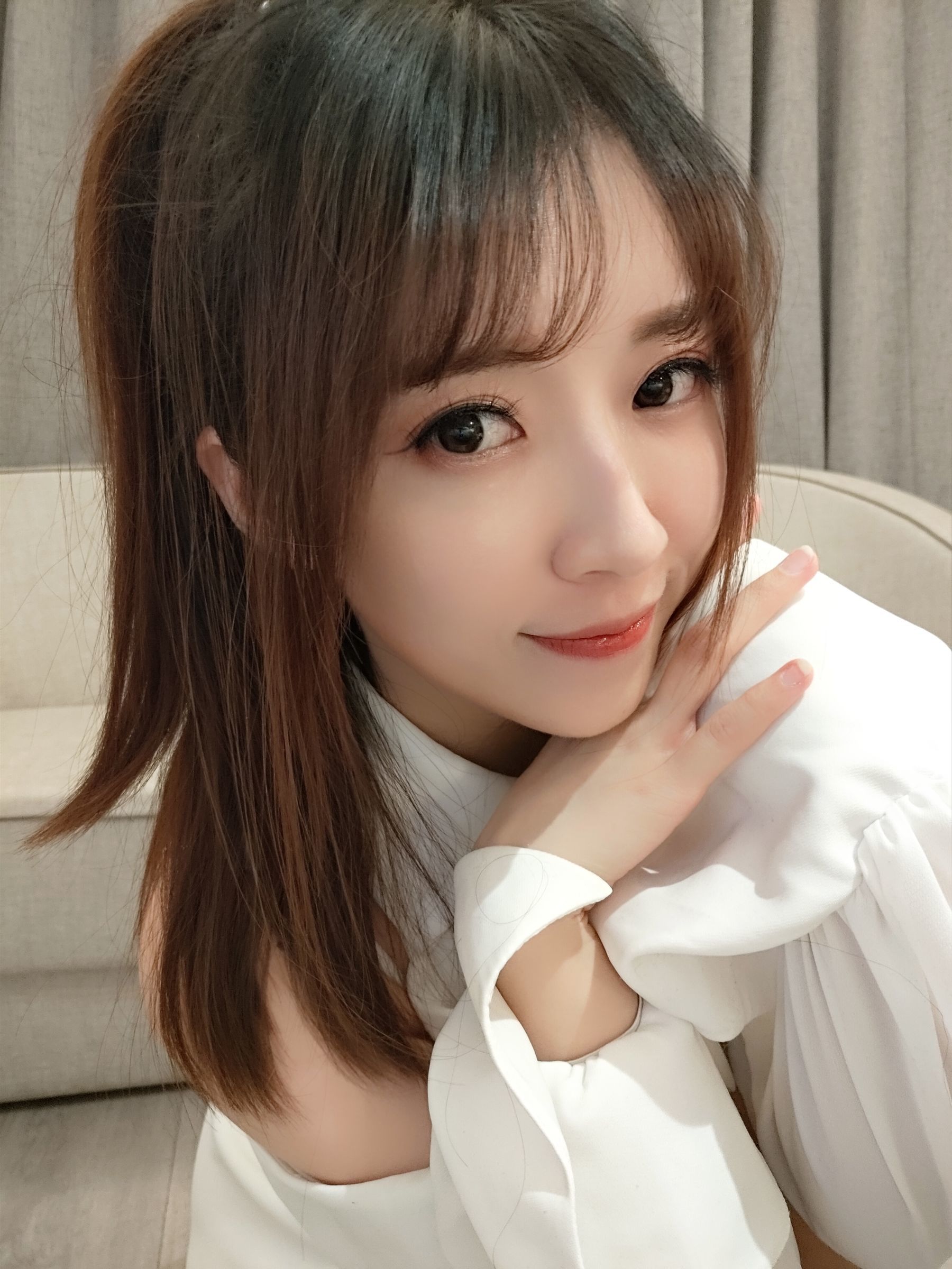 [COS福利] 斗鱼主播小女巫露娜 - 条纹提花白衬衣