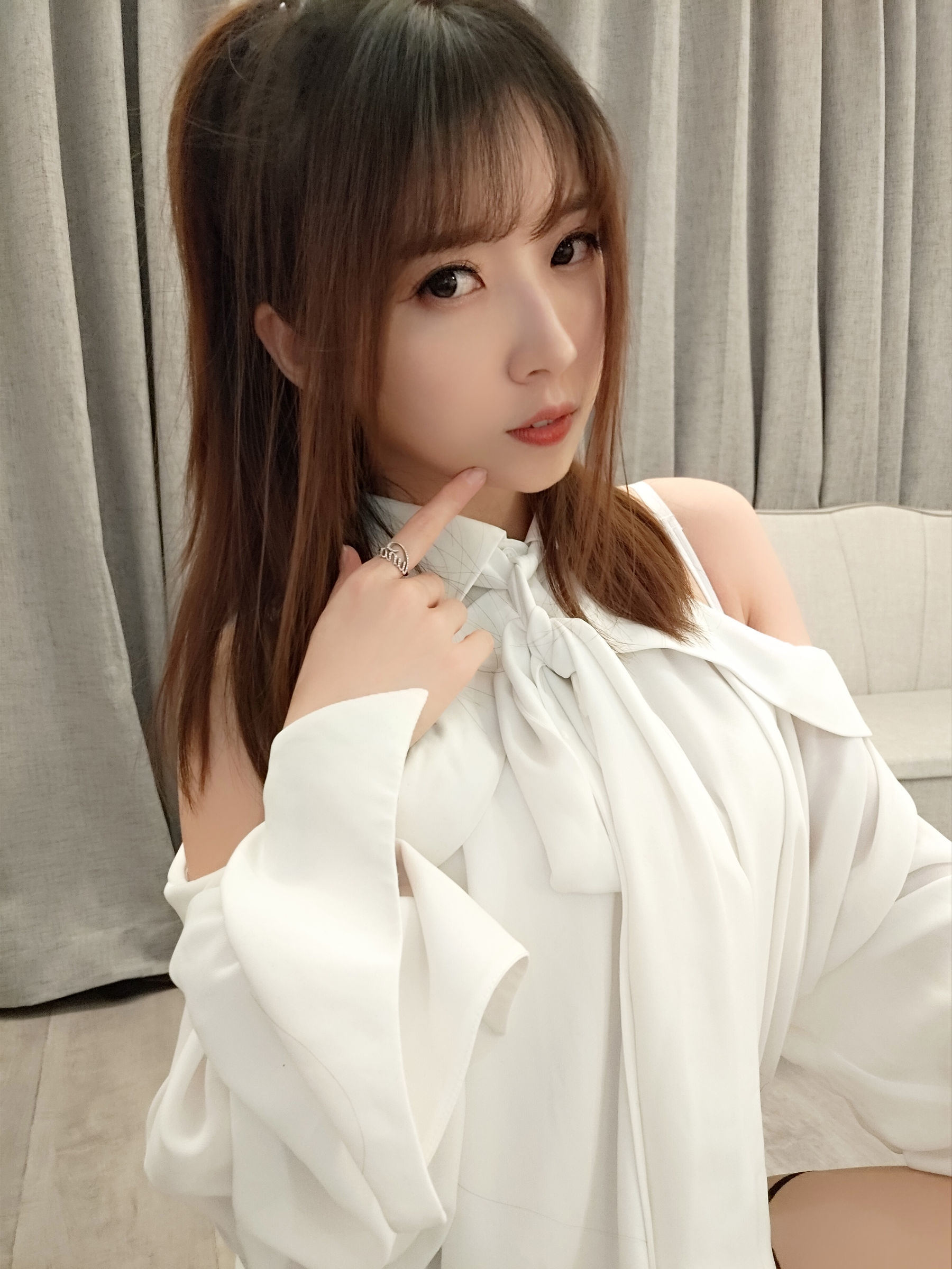 [COS福利] 斗鱼主播小女巫露娜 - 条纹提花白衬衣