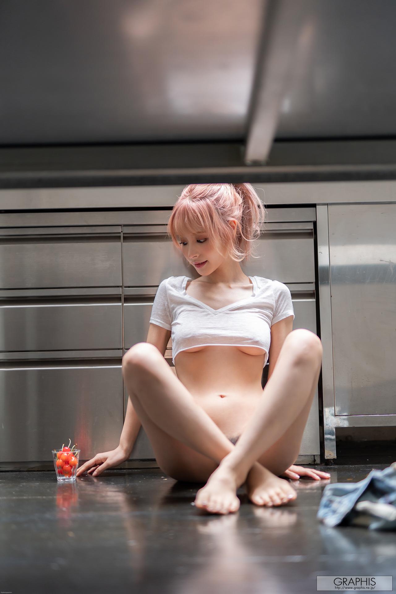 그래피스] 모모노기 카나 180P